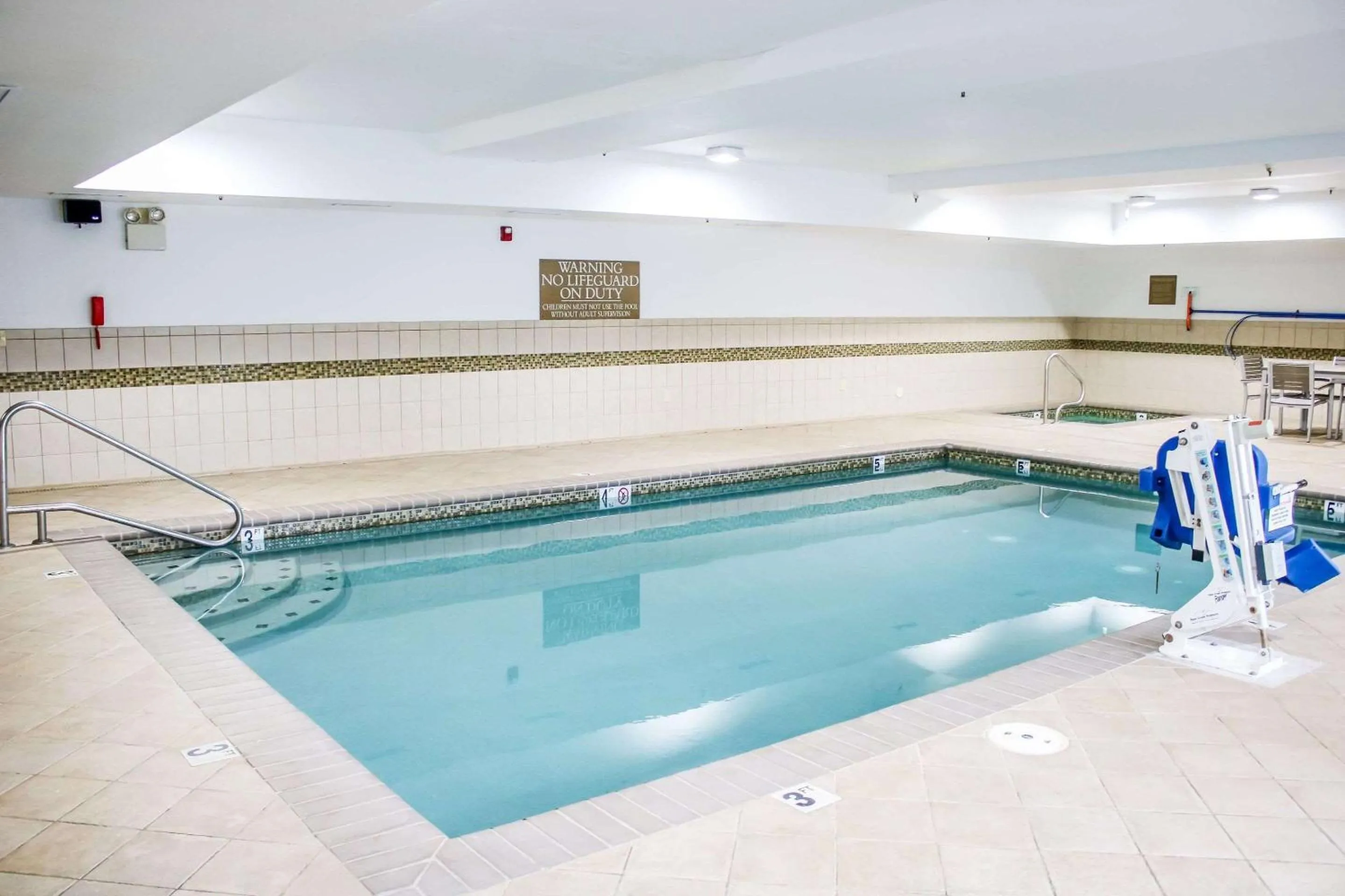 Swimming pool in Country Inn & Suites by Radisson, Richmond West at I-64, VA