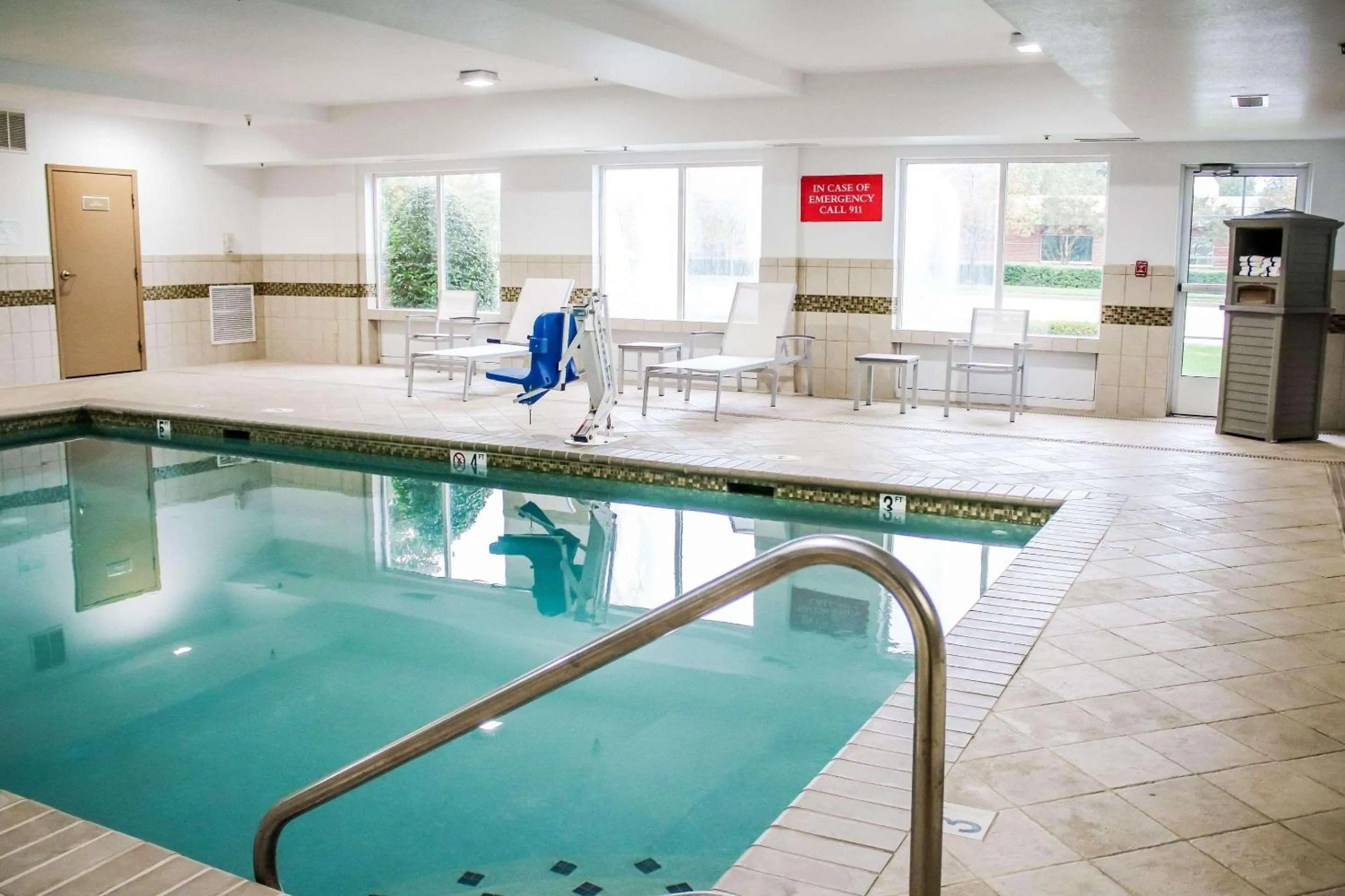 Swimming pool in Country Inn & Suites by Radisson, Richmond West at I-64, VA