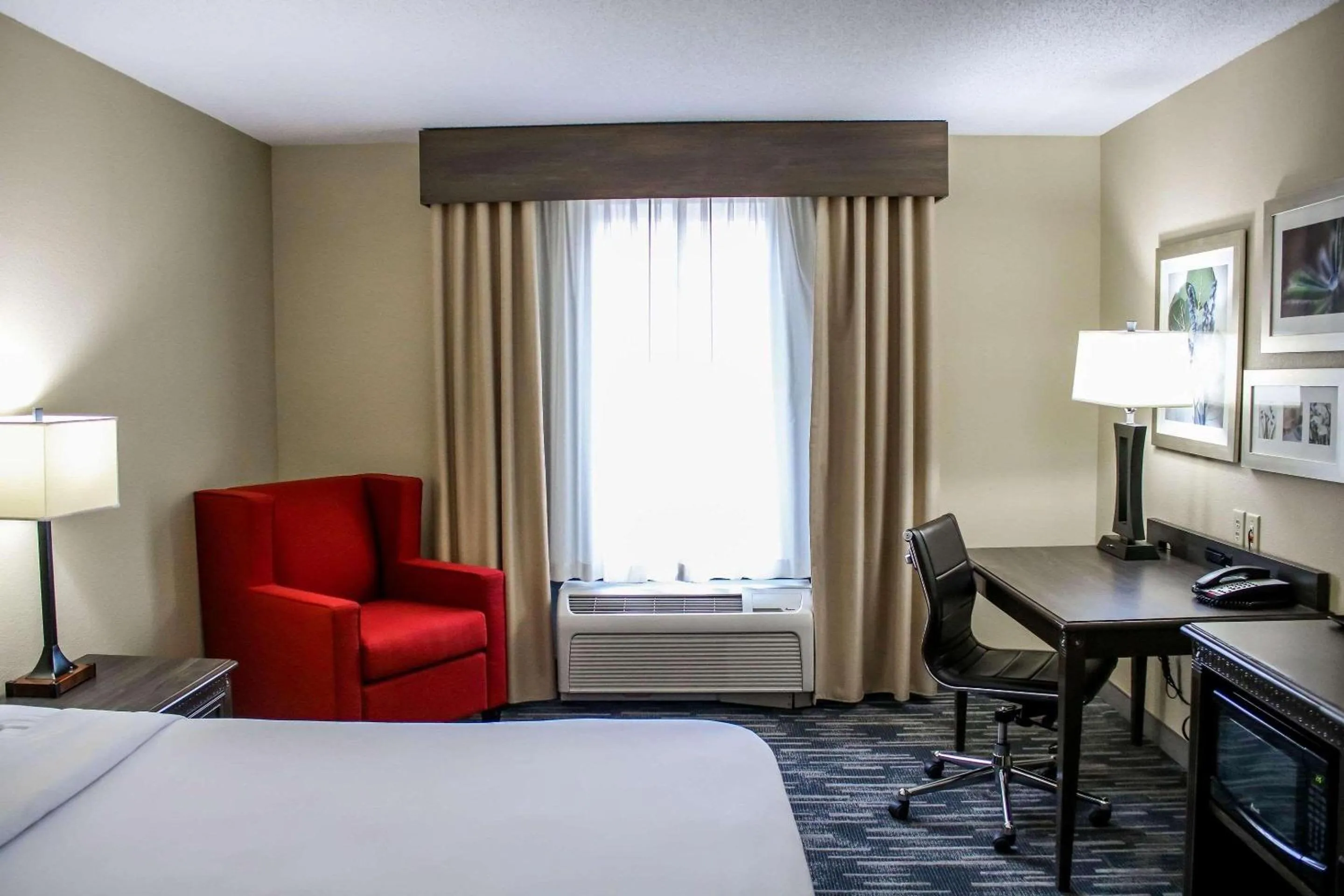 Bedroom, Bed in Country Inn & Suites by Radisson, Richmond West at I-64, VA