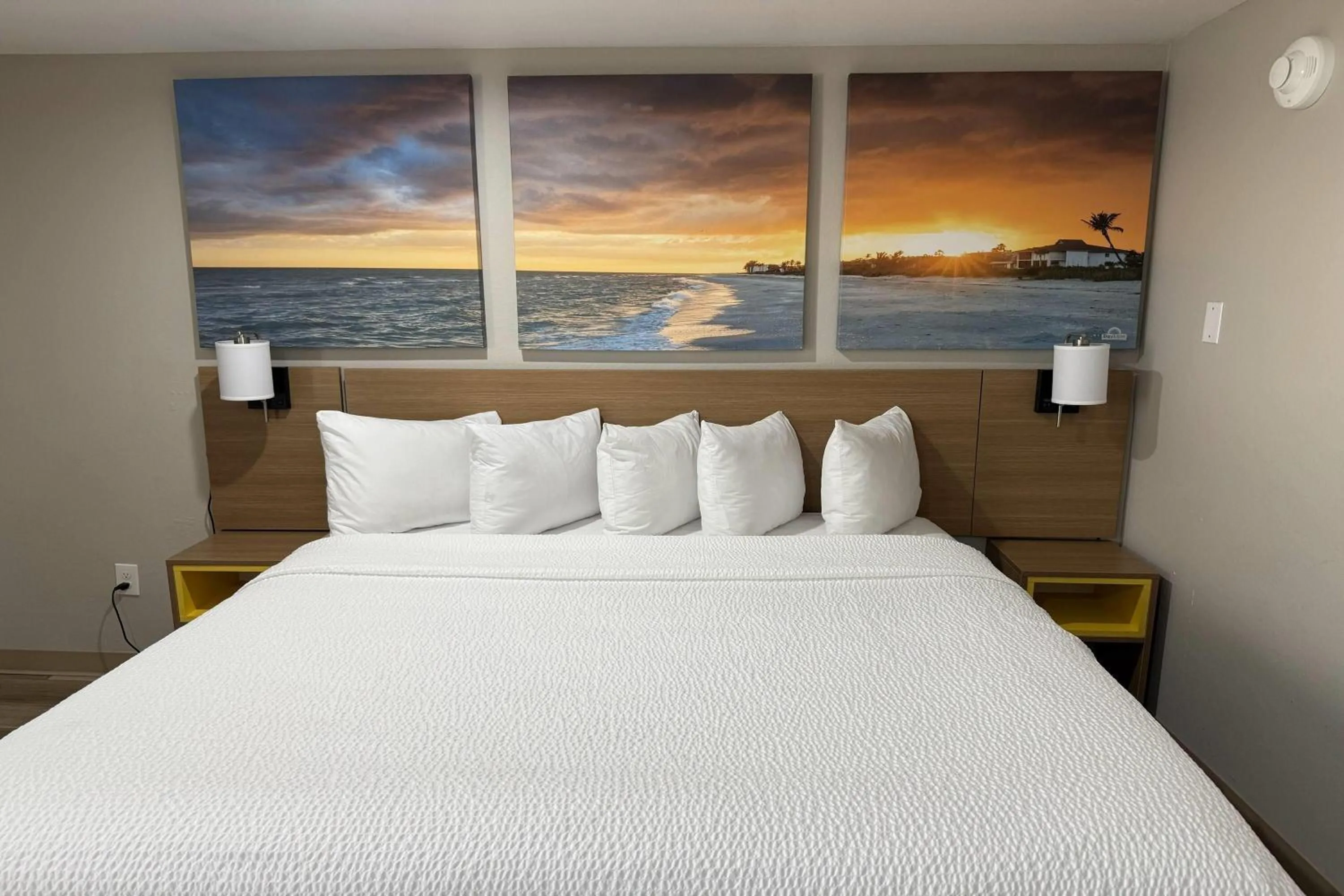 Photo of the whole room, Bed in Days Inn by Wyndham Ocala North