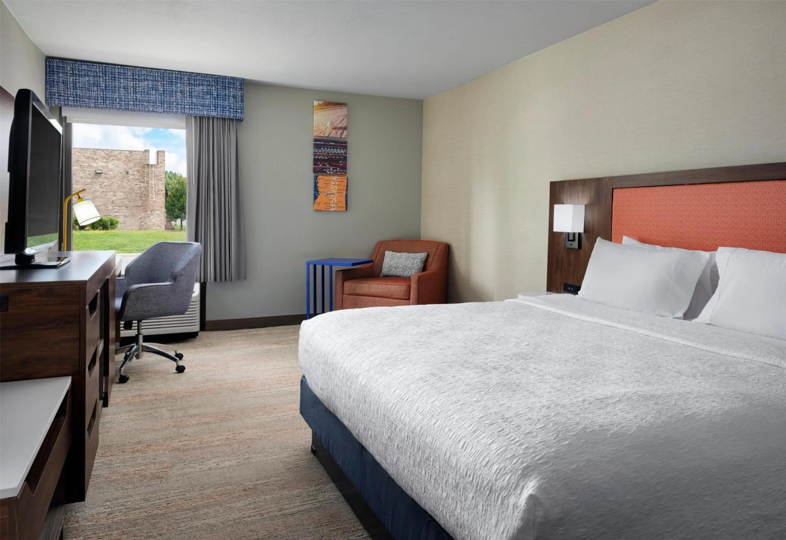 Bed in Hampton Inn Meridian