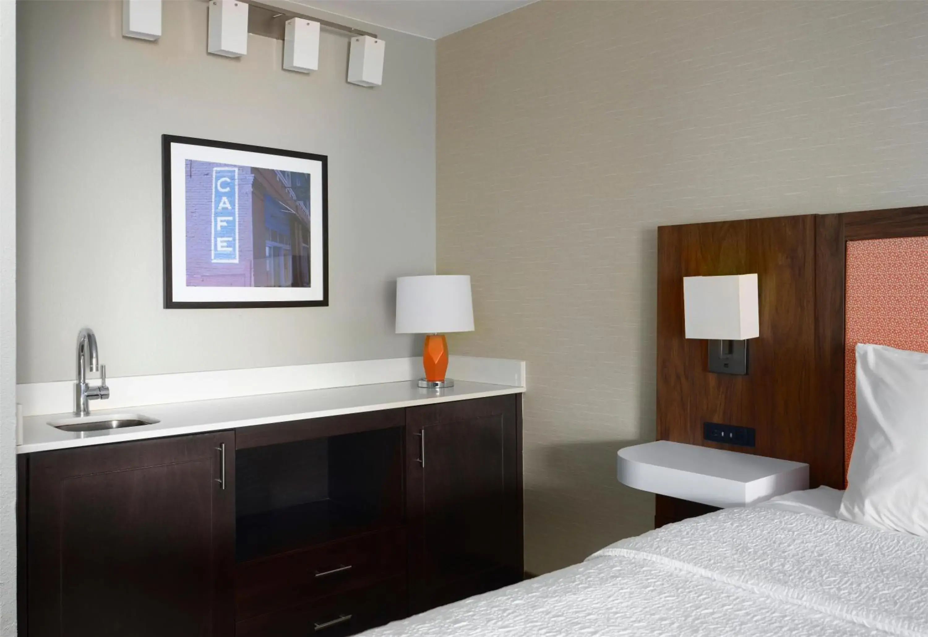 Deluxe King Room - Non-Smoking in Hampton Inn Meridian Deluxe King Room - Non-Smoking in Hampton Inn Meridian