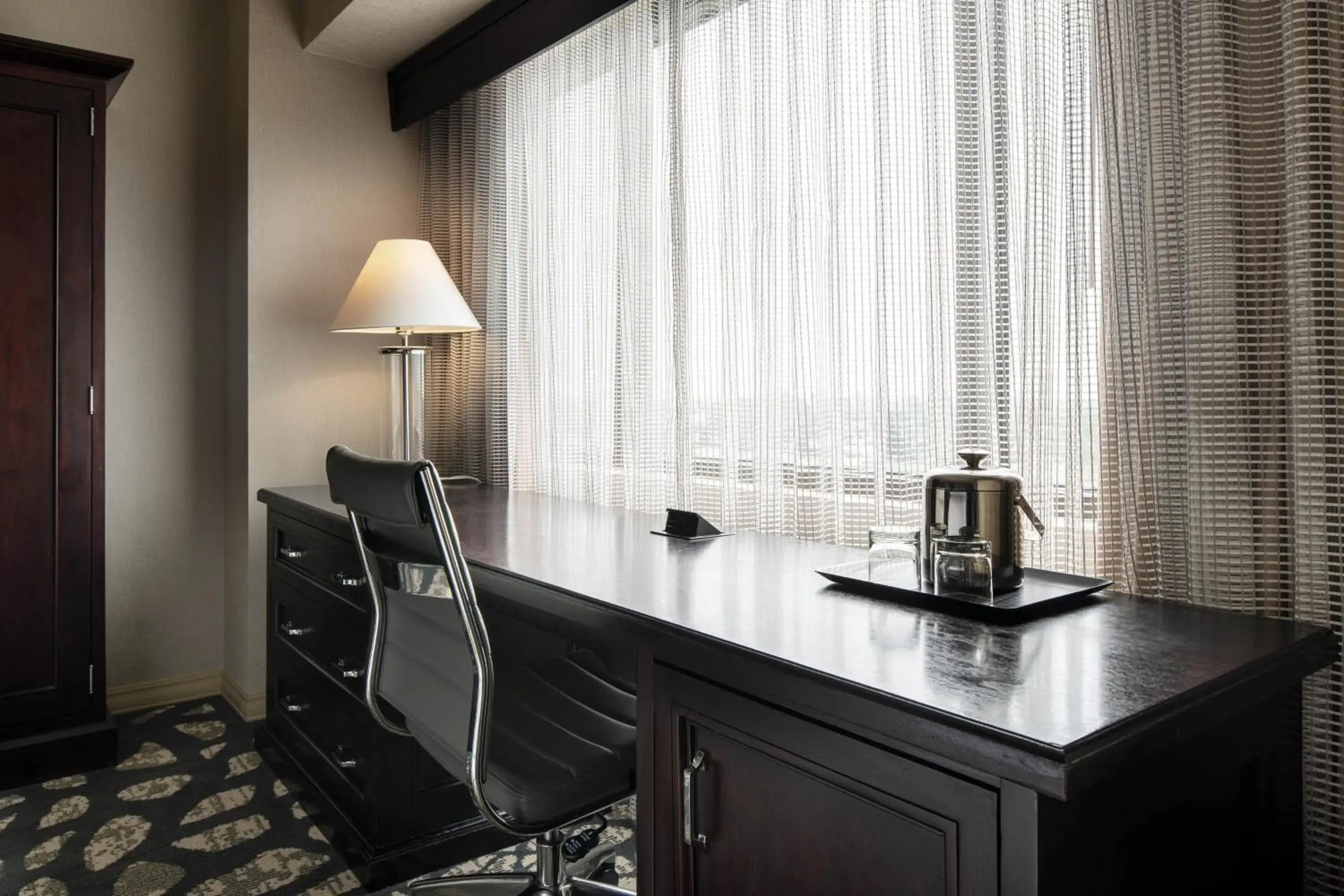 Guest room, 1 King, City view, Main in Sheraton Garden Grove-Anaheim South Guest room, 1 King, City view, Main in Sheraton Garden Grove-Anaheim South