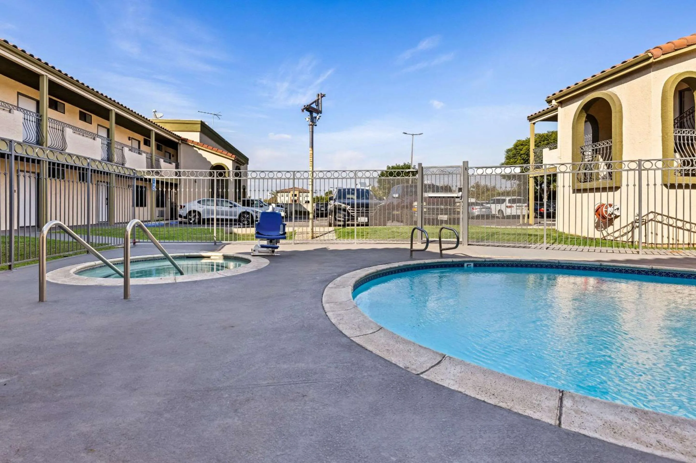 Swimming pool in Rodeway Inn Santa Ana - Garden Grove