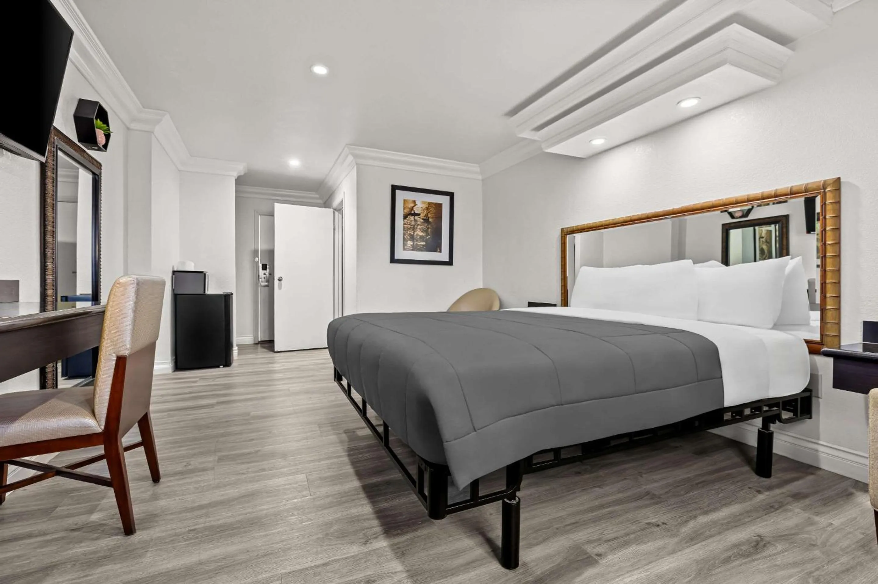 Bedroom, Bed in Rodeway Inn Santa Ana - Garden Grove