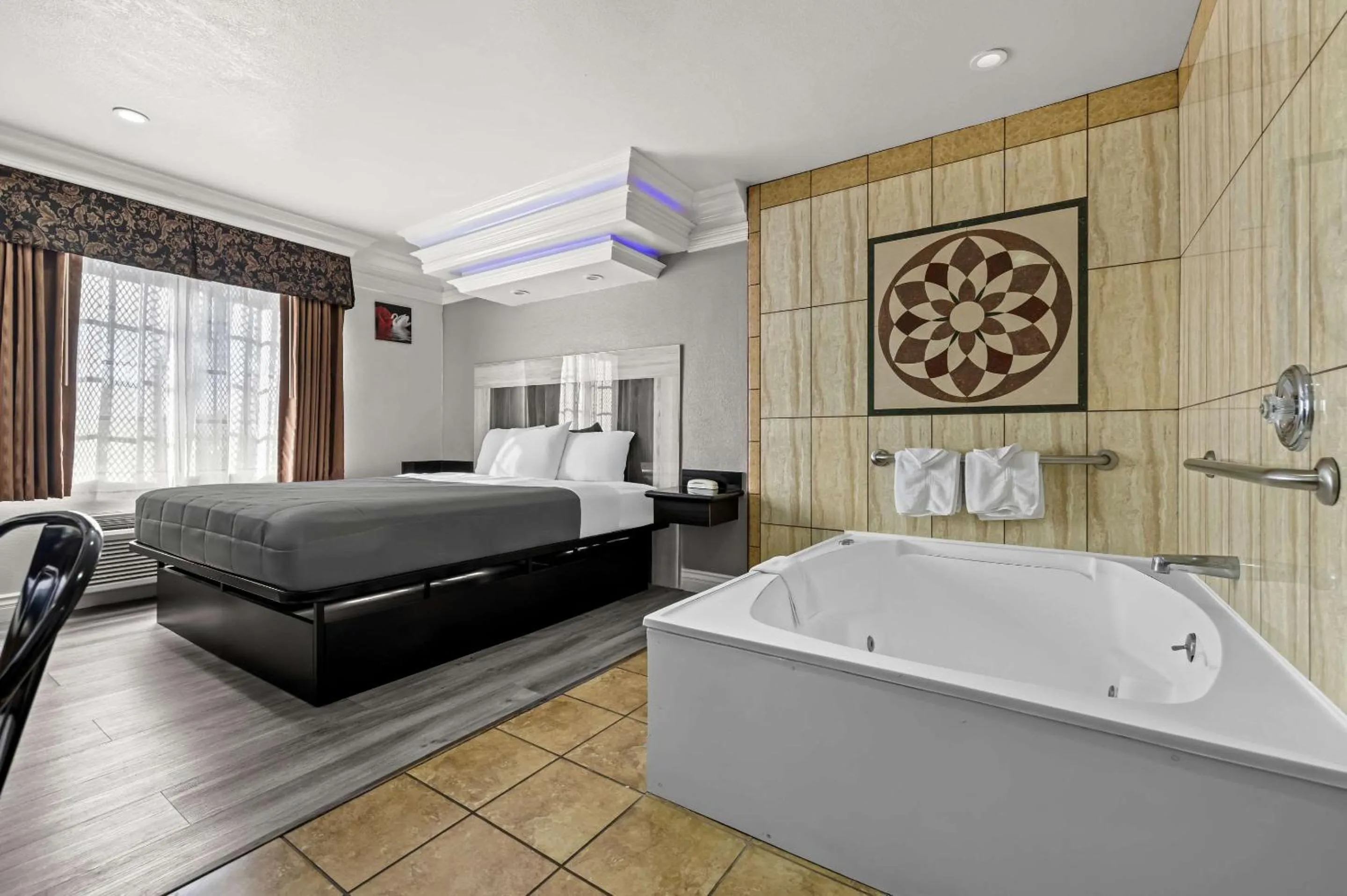 Bedroom, Bed in Rodeway Inn Santa Ana - Garden Grove