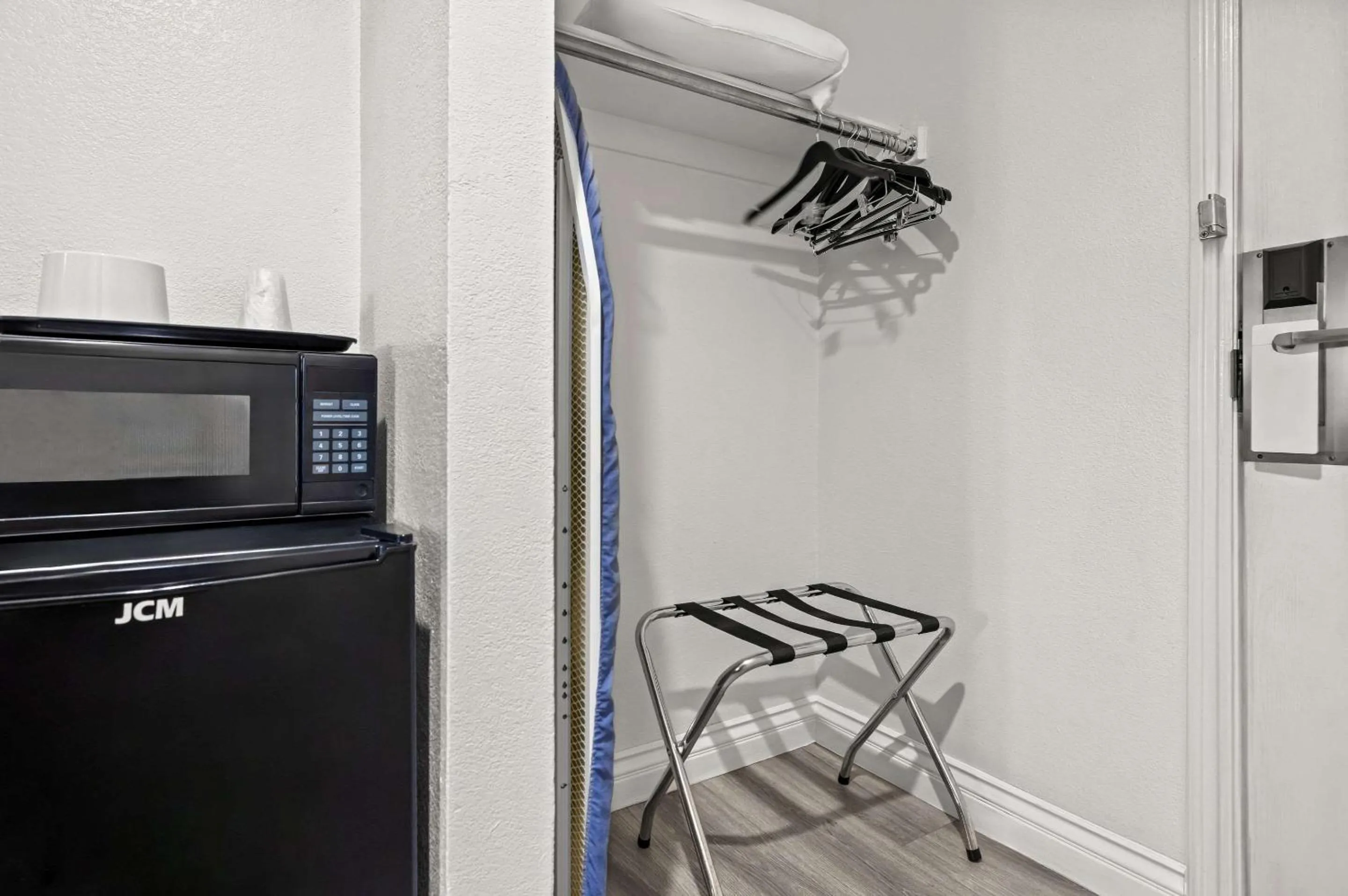 Bedroom in Rodeway Inn Santa Ana - Garden Grove