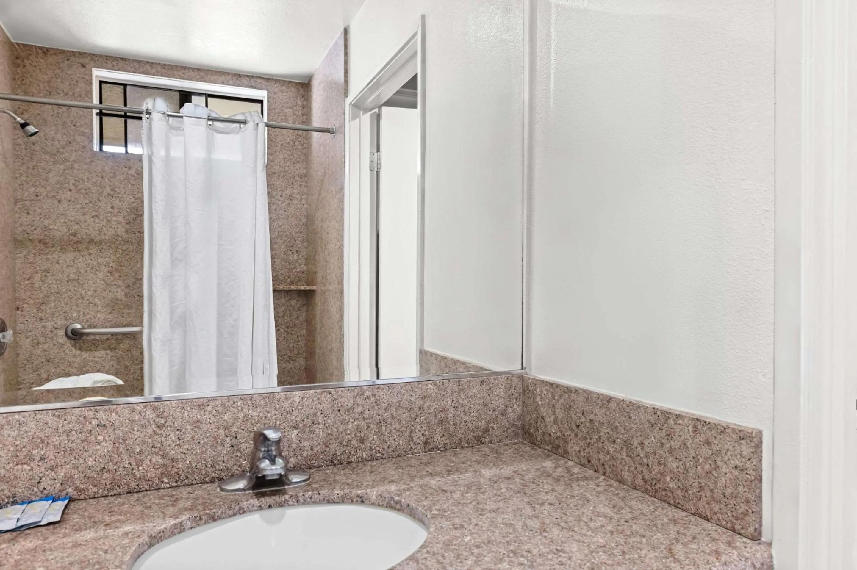 Bedroom in Rodeway Inn Santa Ana - Garden Grove