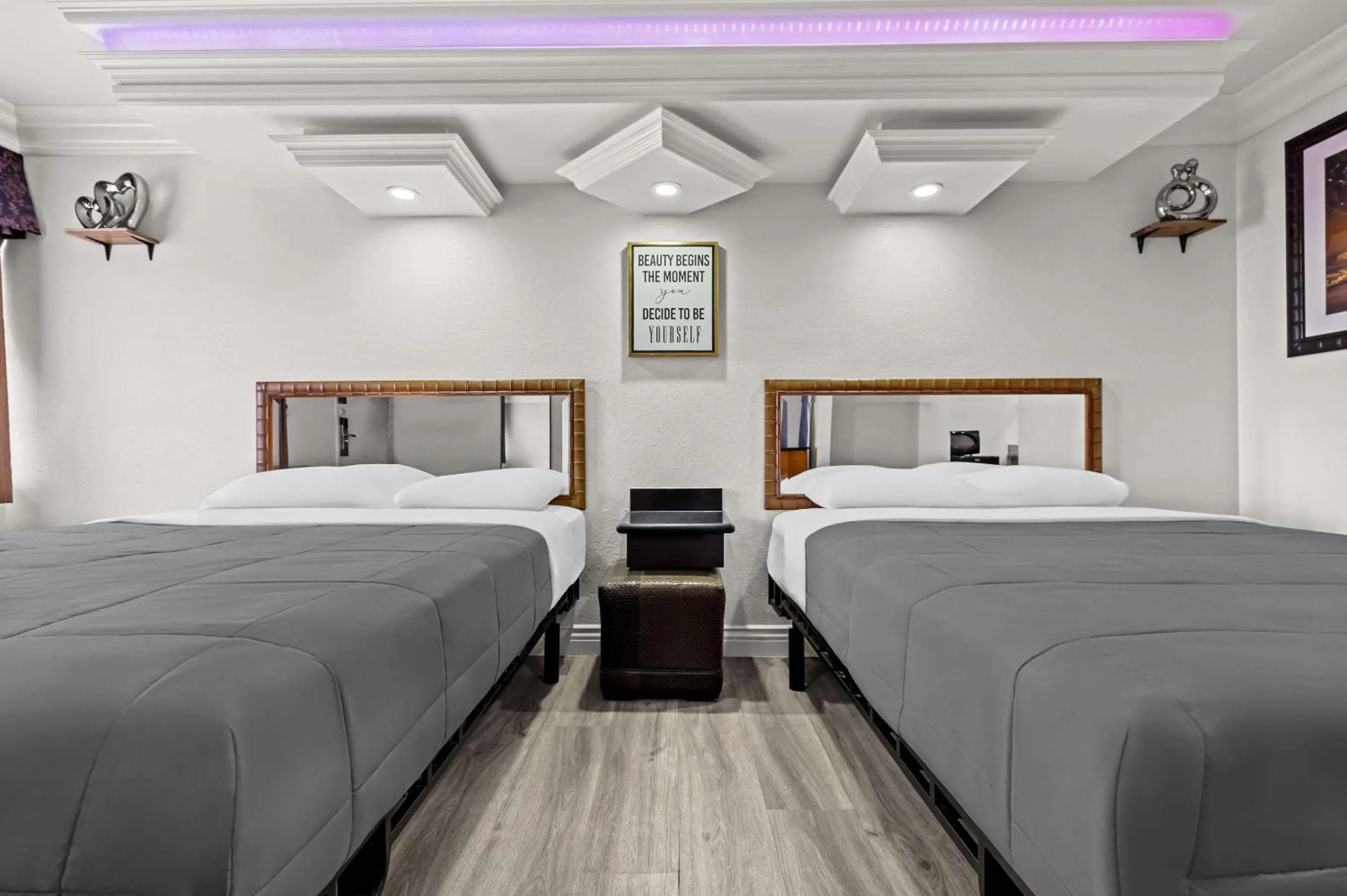 Bedroom, Bed in Rodeway Inn Santa Ana - Garden Grove