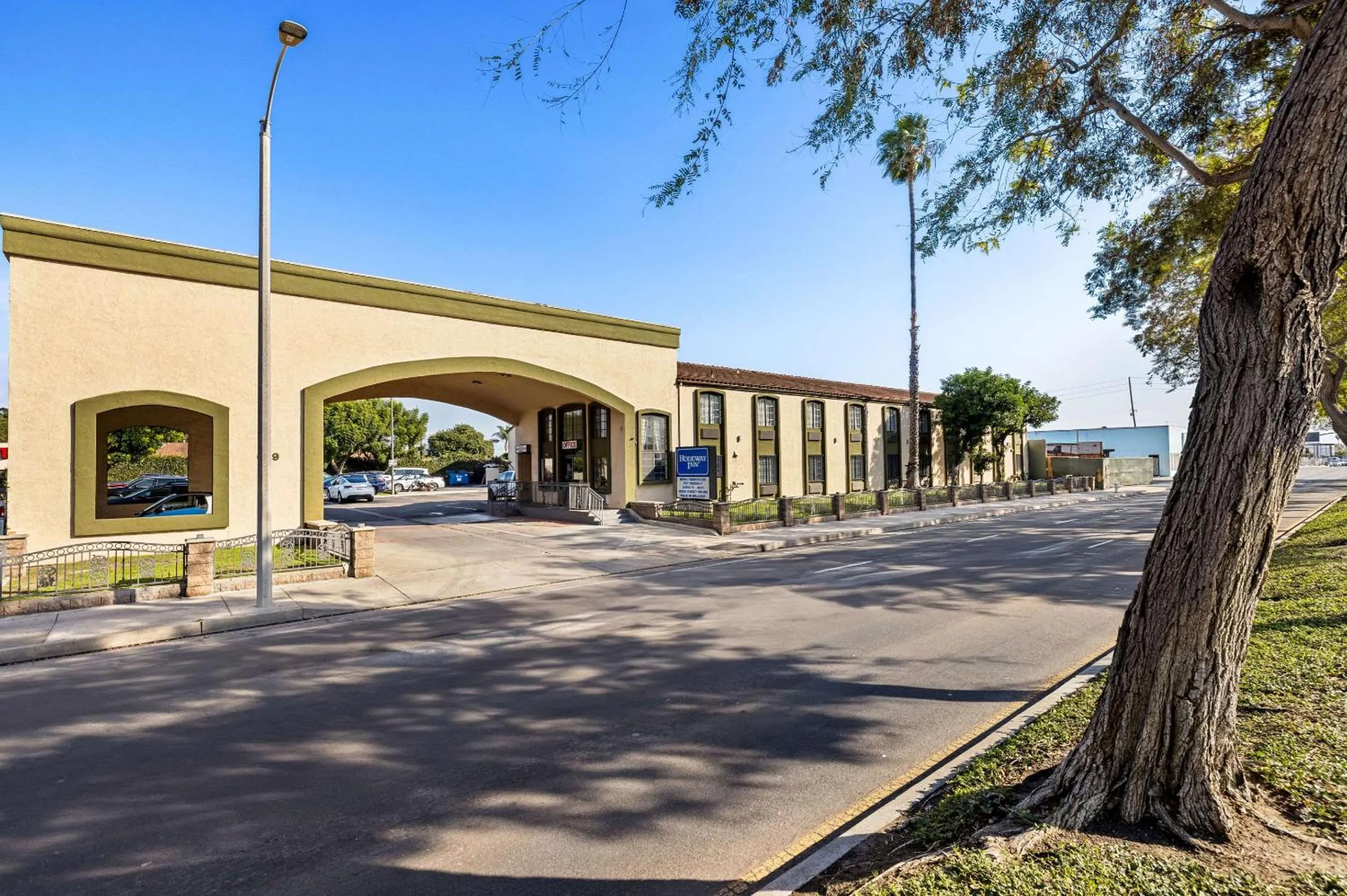 Property building in Rodeway Inn Santa Ana - Garden Grove
