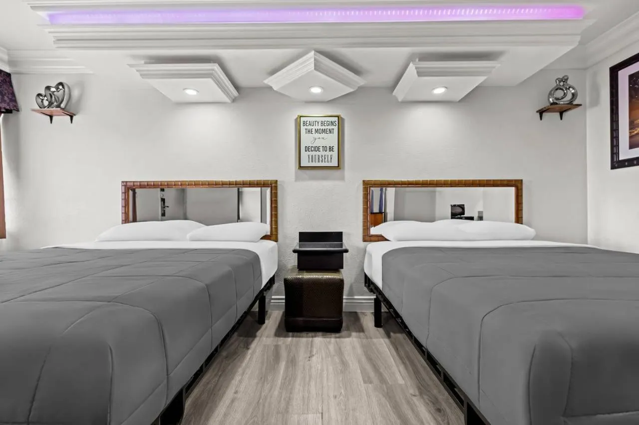 Bed in Rodeway Inn Santa Ana - Garden Grove