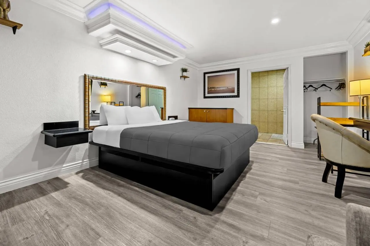 Bed in Rodeway Inn Santa Ana - Garden Grove