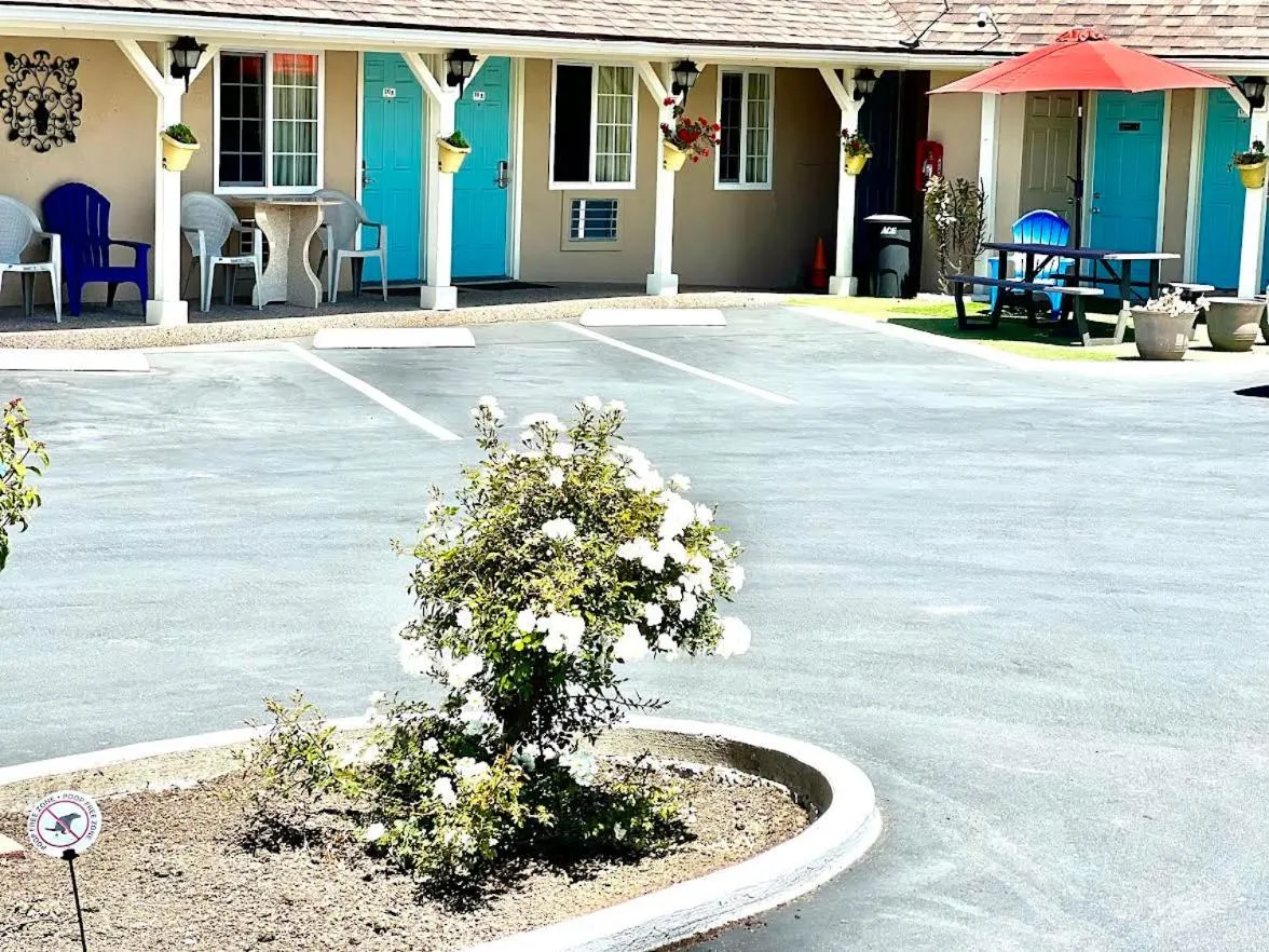 Property building in Central Coast Inn Cayucos