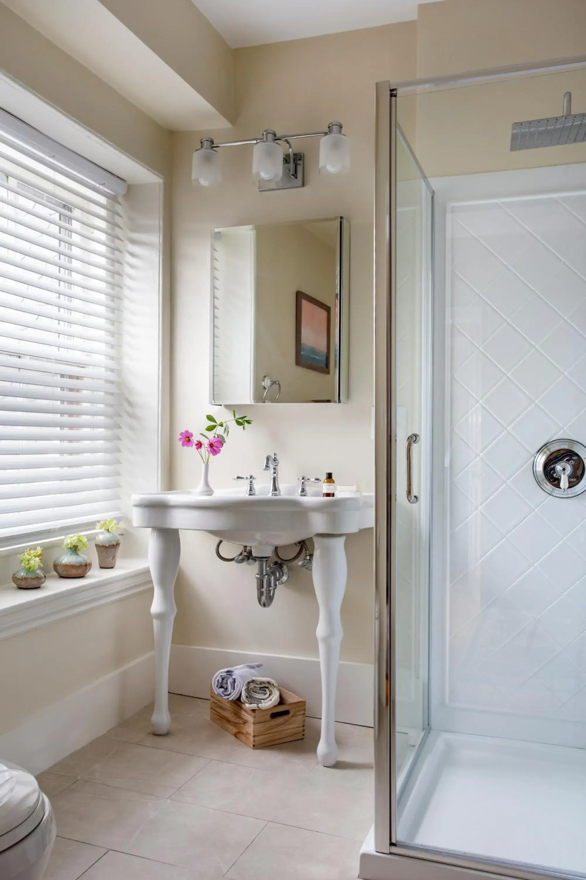 Deluxe Double Room with Bath in Chapter House Deluxe Double Room with Bath in Chapter House