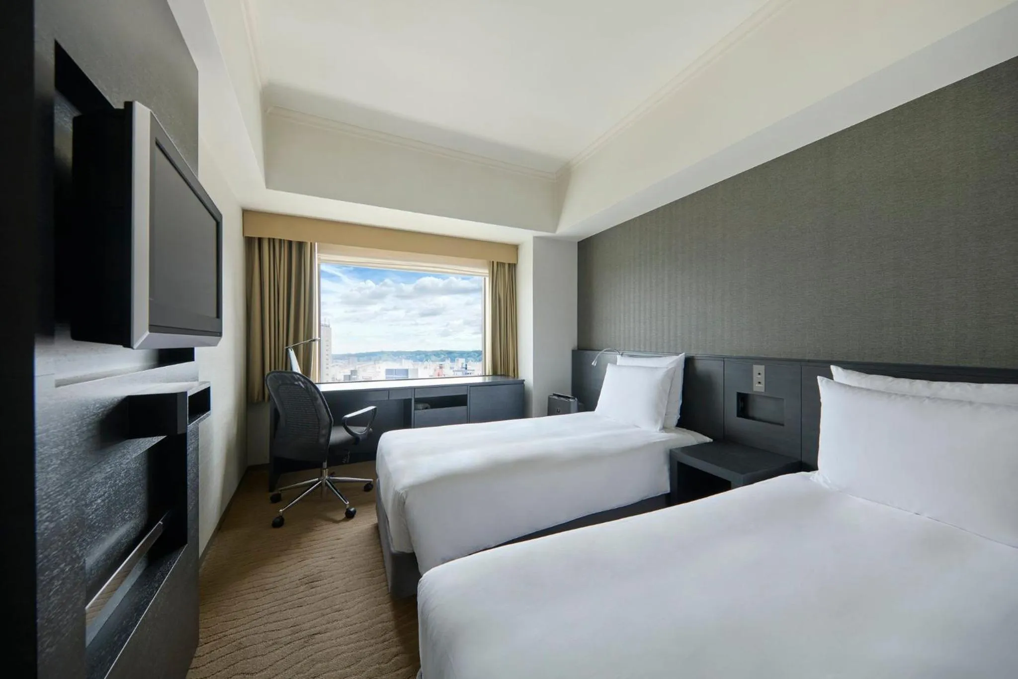 Photo of the whole room, Bed in ANA Crowne Plaza Kanazawa by IHG