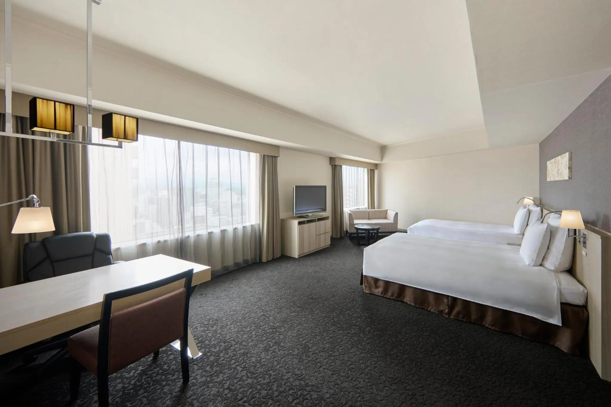Photo of the whole room, Bed in ANA Crowne Plaza Kanazawa by IHG