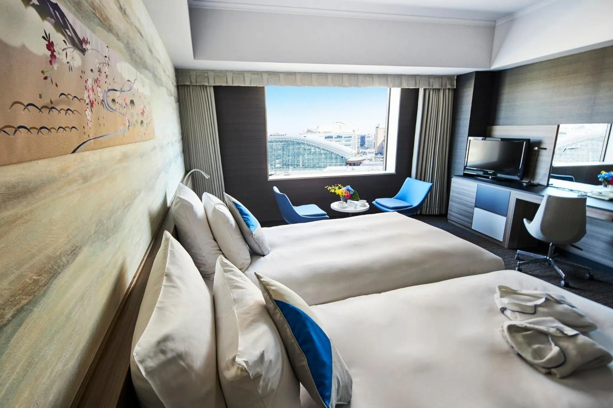 Photo of the whole room, Bed in ANA Crowne Plaza Kanazawa by IHG