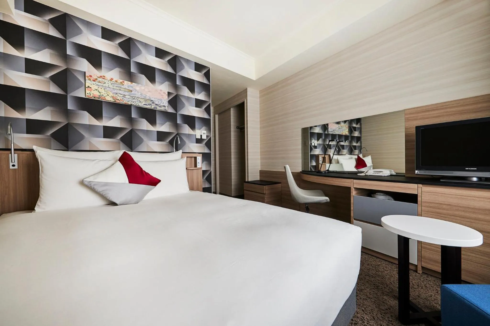 Photo of the whole room, Bed in ANA Crowne Plaza Kanazawa by IHG