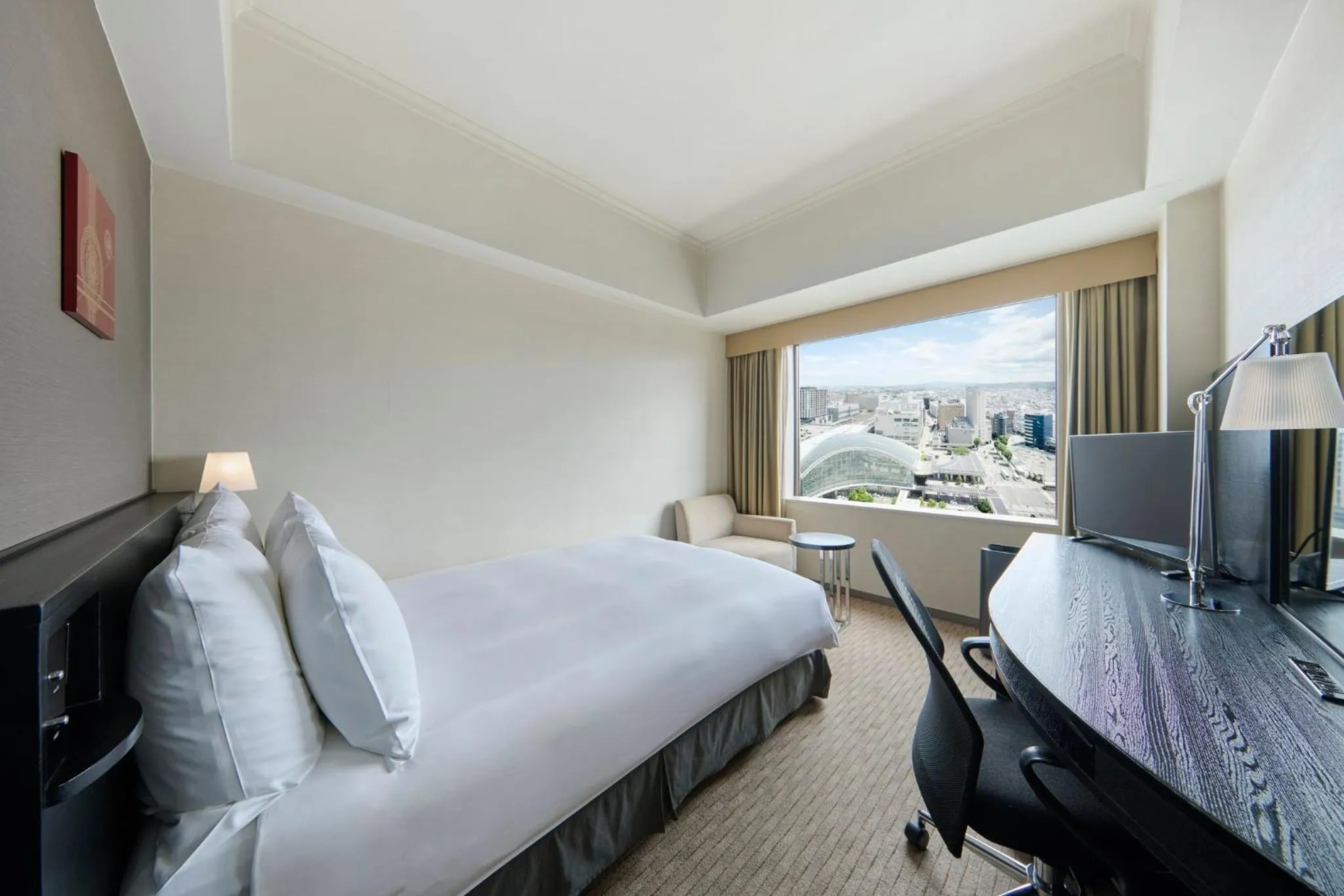 Photo of the whole room, Bed in ANA Crowne Plaza Kanazawa by IHG