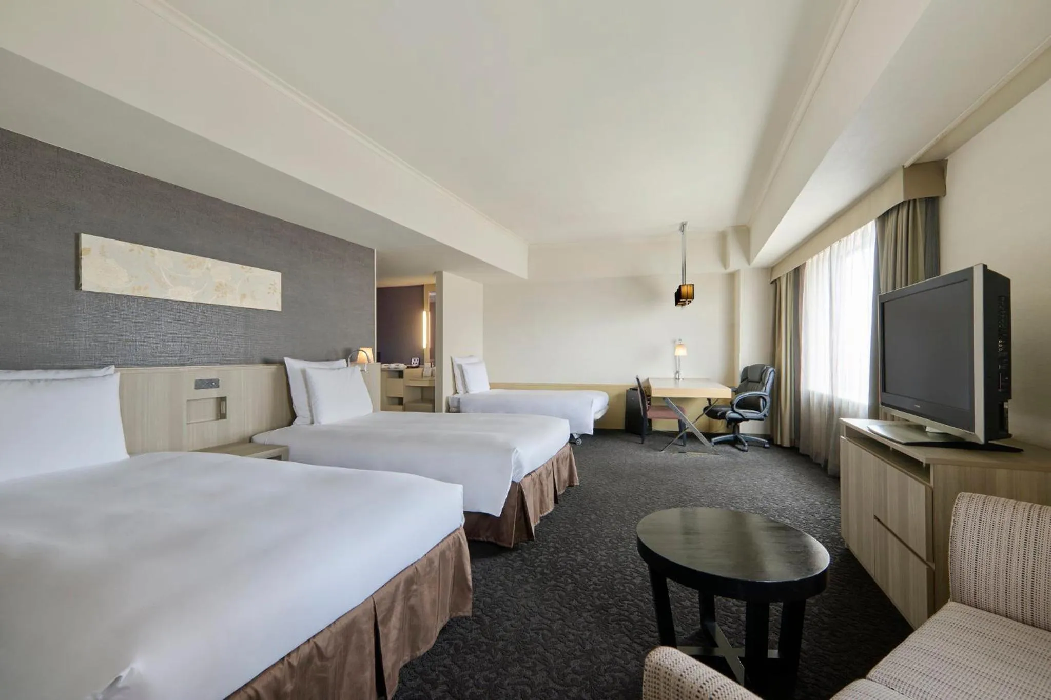 Photo of the whole room, Bed in ANA Crowne Plaza Kanazawa by IHG