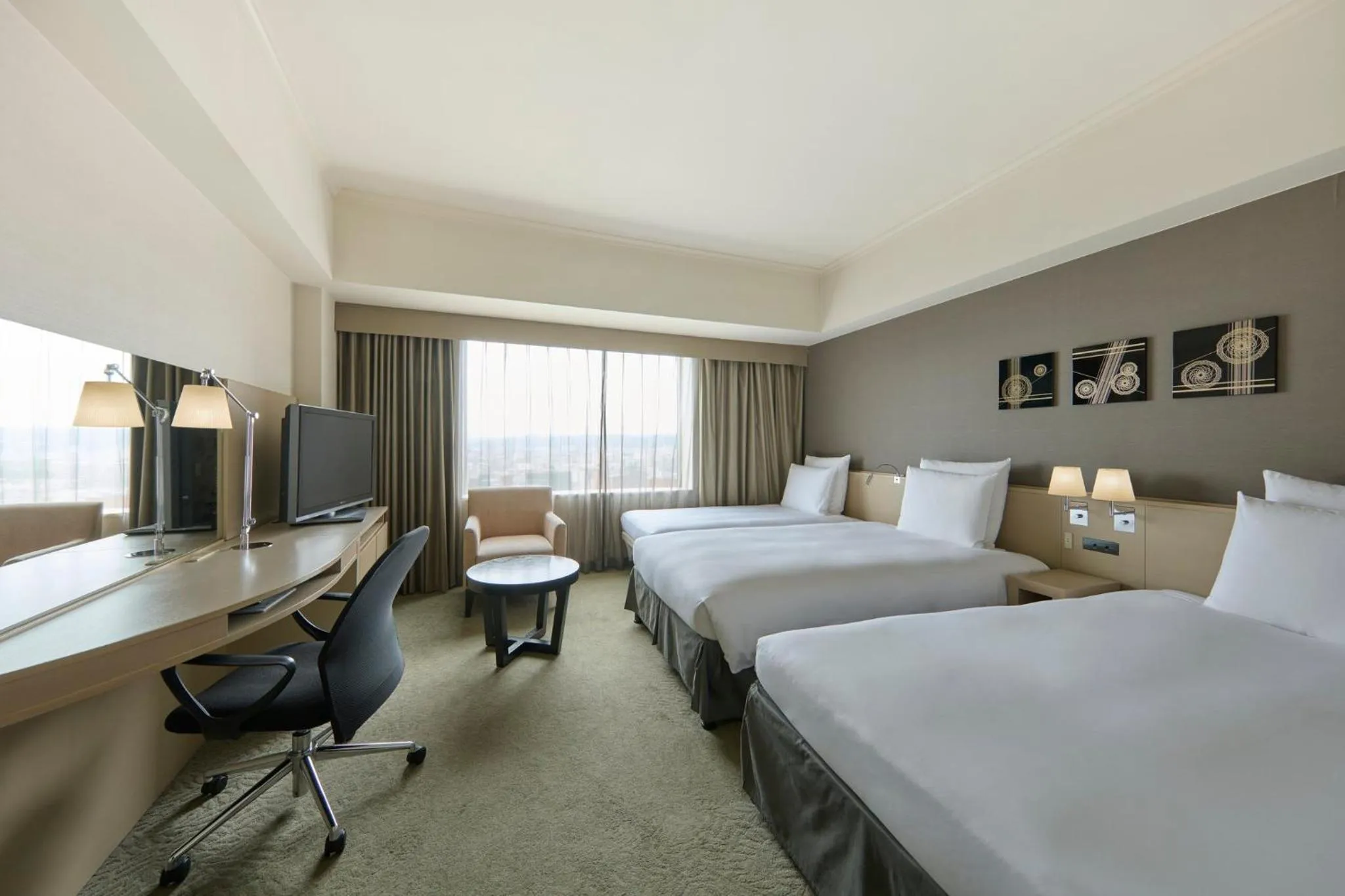 Photo of the whole room, Bed in ANA Crowne Plaza Kanazawa by IHG
