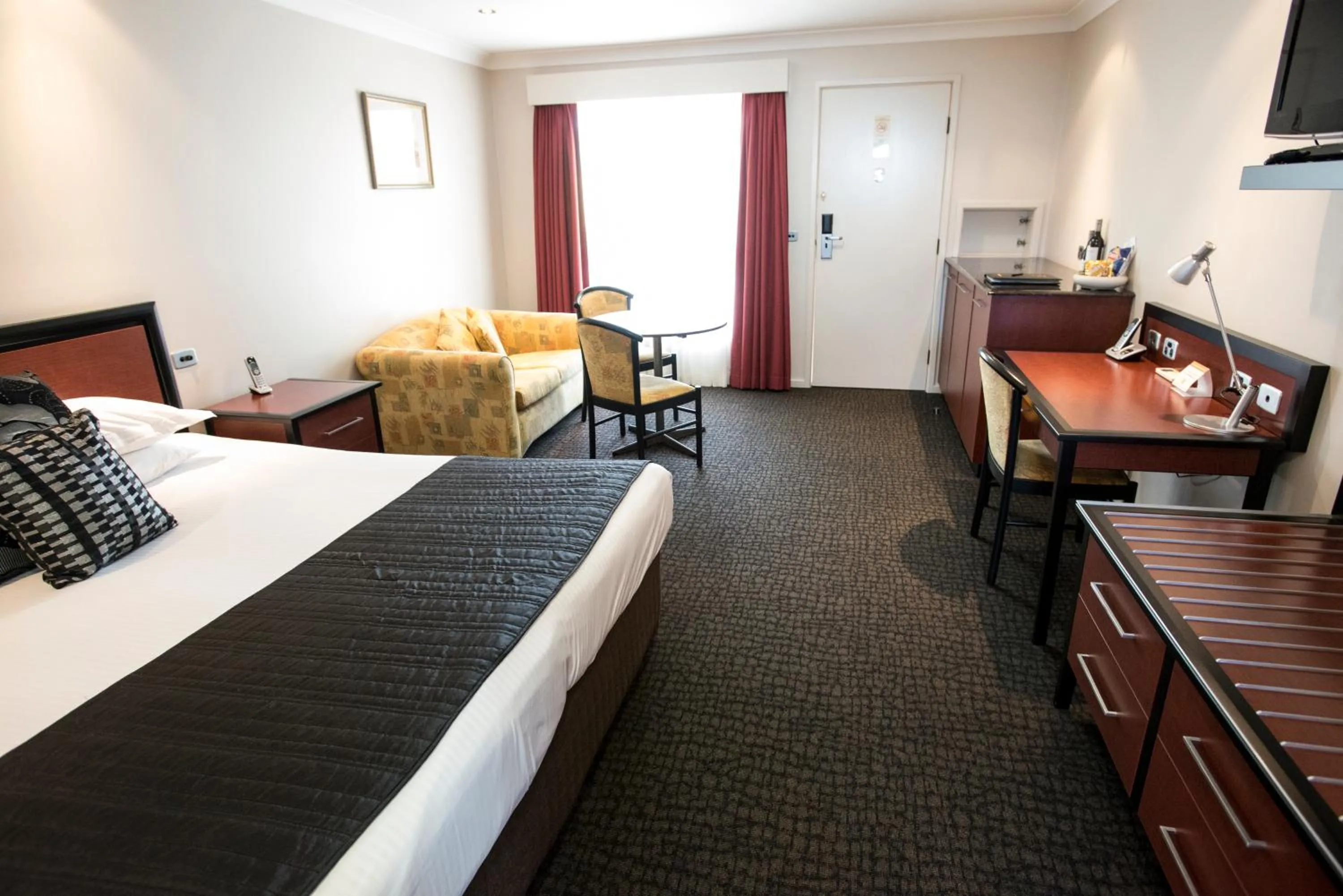 Bedroom, Bed in Best Western Plus All Settlers Motor Inn