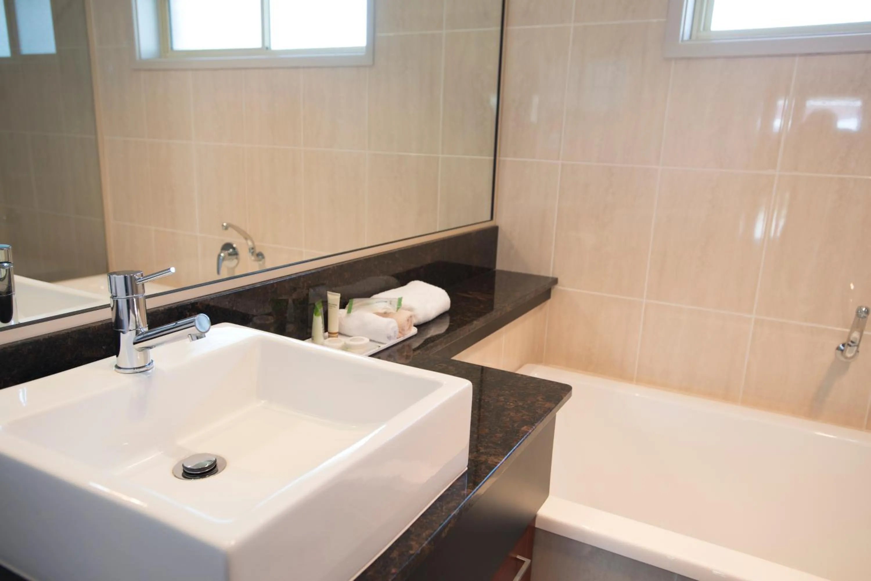 Toilet in Best Western Plus All Settlers Motor Inn