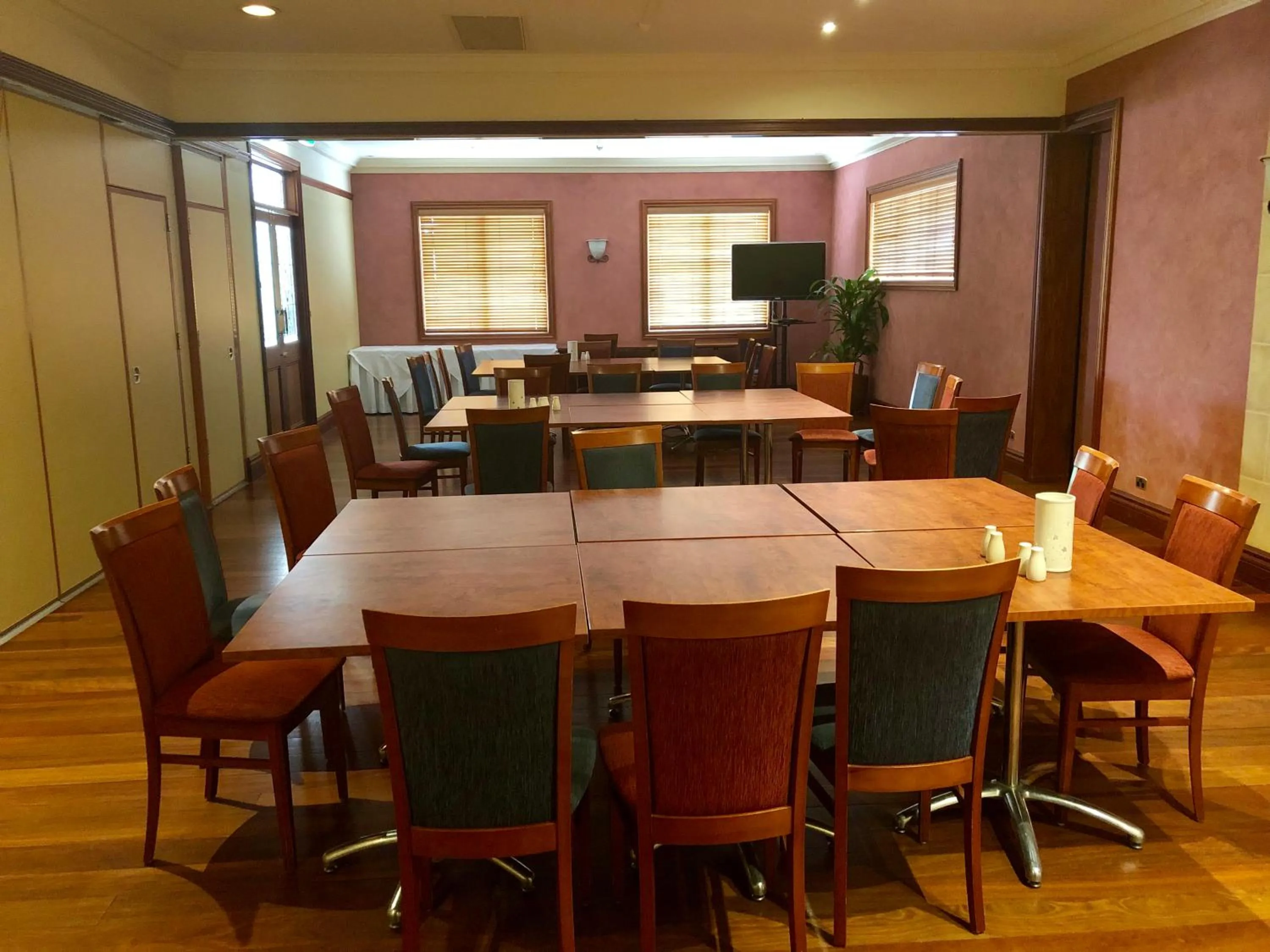 Business facilities in Best Western Plus All Settlers Motor Inn