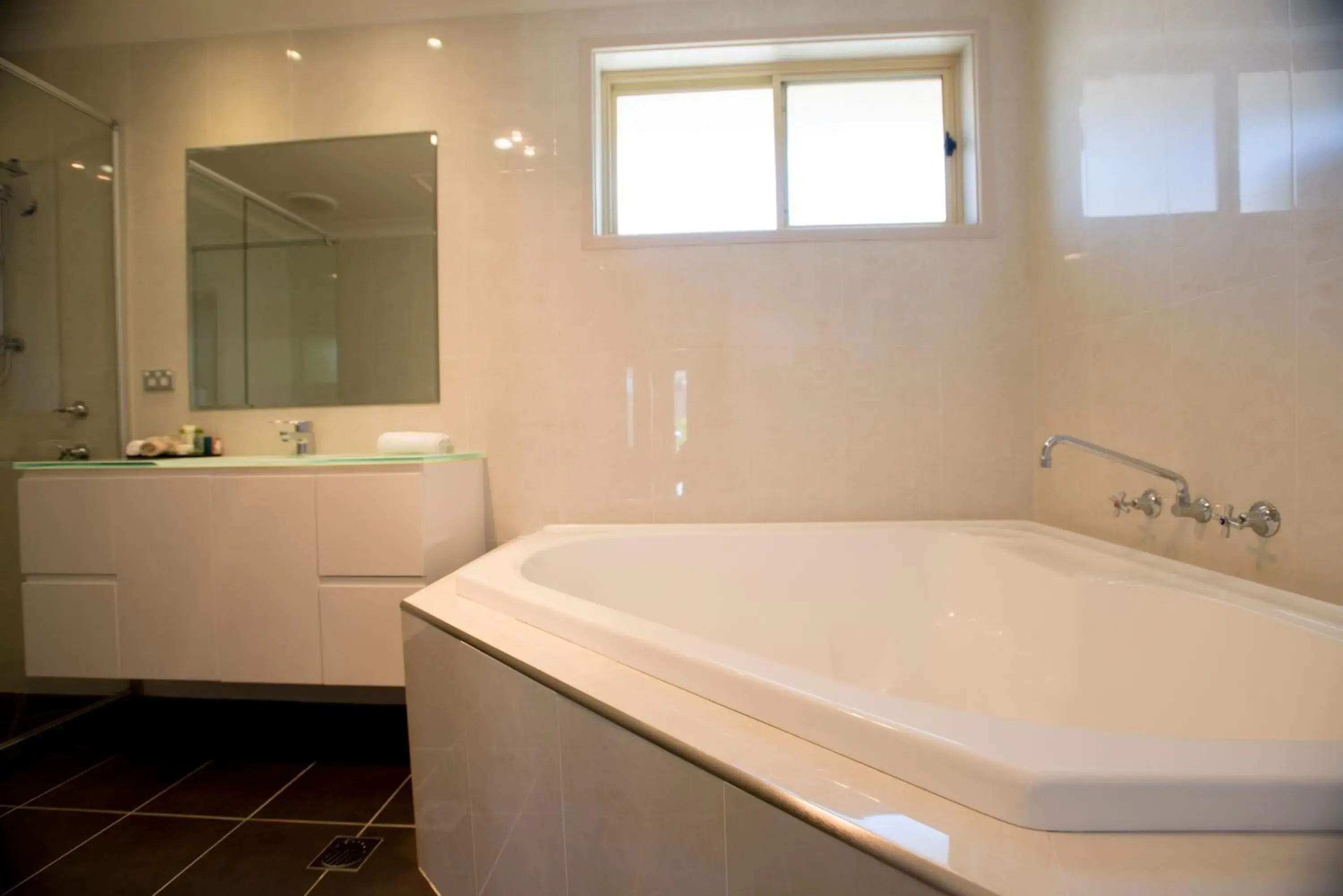 Superior King Room with Spa Bath in Best Western Plus All Settlers Motor Inn Superior King Room with Spa Bath in Best Western Plus All Settlers Motor Inn