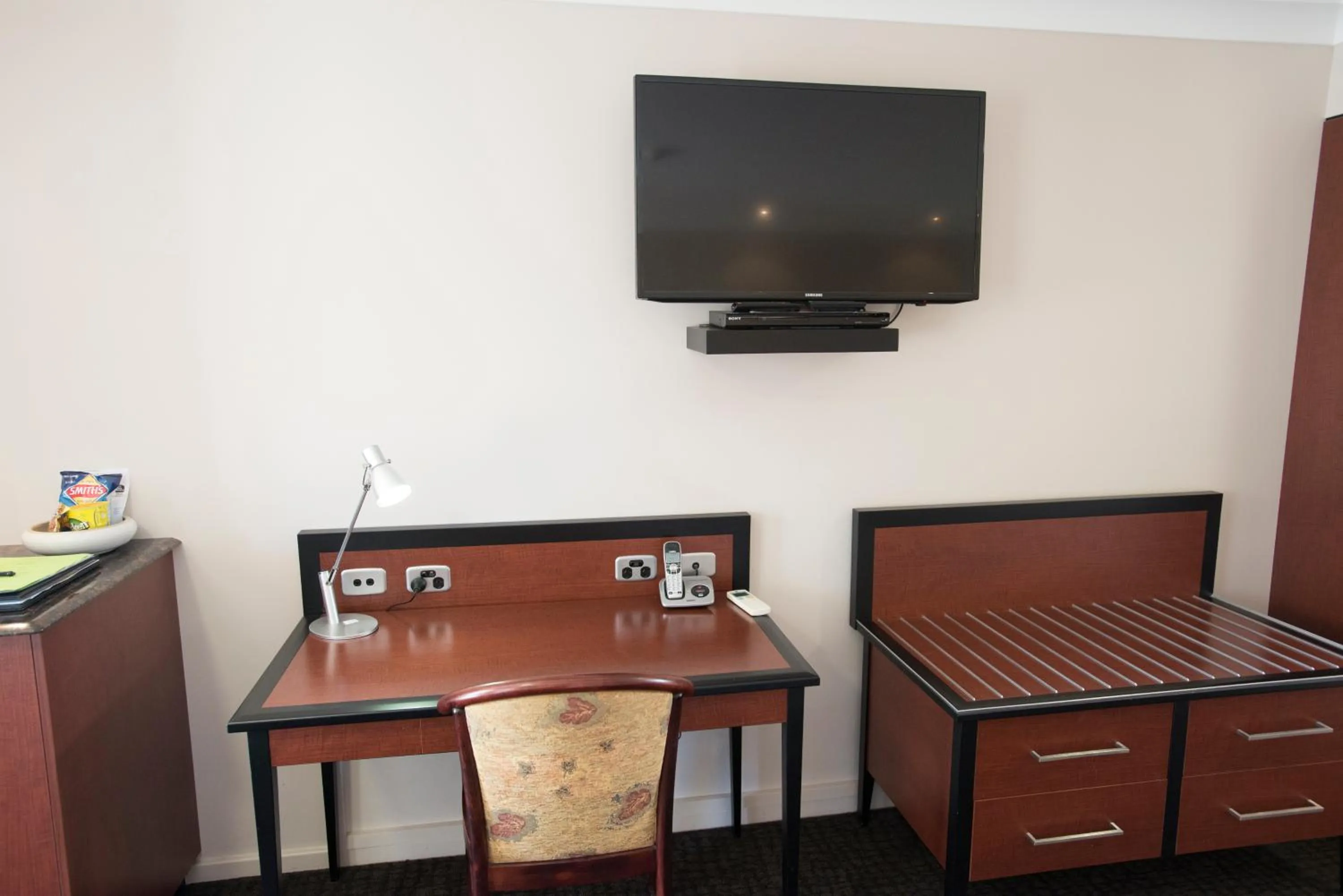 TV and multimedia in Best Western Plus All Settlers Motor Inn