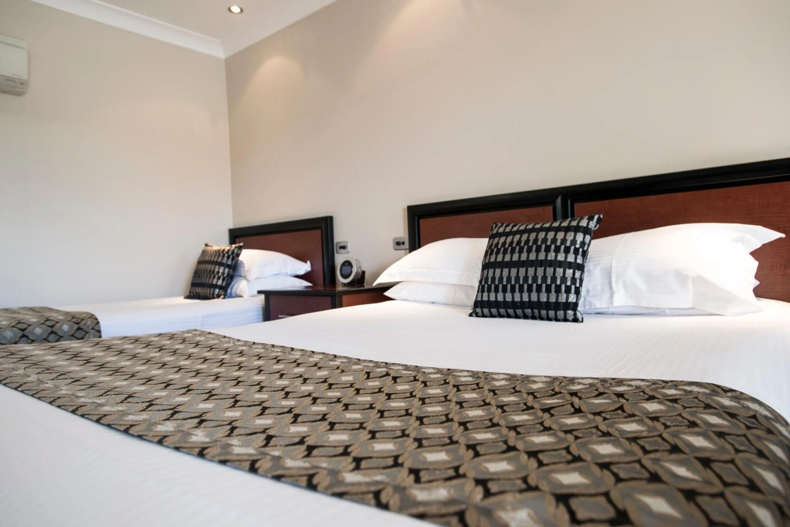 Family, Bed in Best Western Plus All Settlers Motor Inn