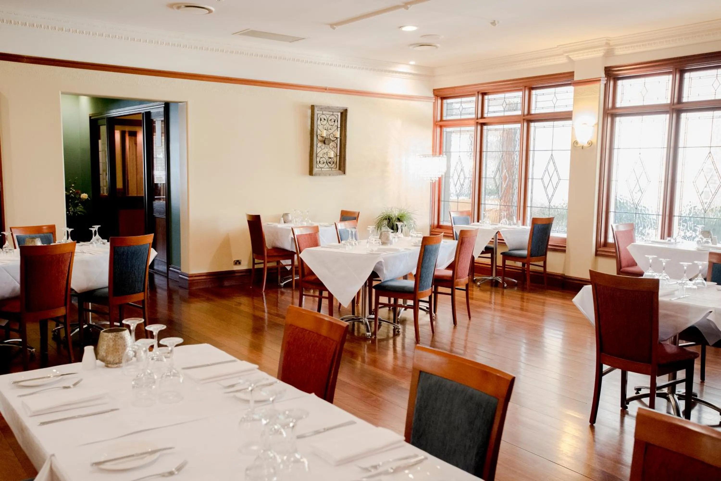 Dining area in Best Western Plus All Settlers Motor Inn