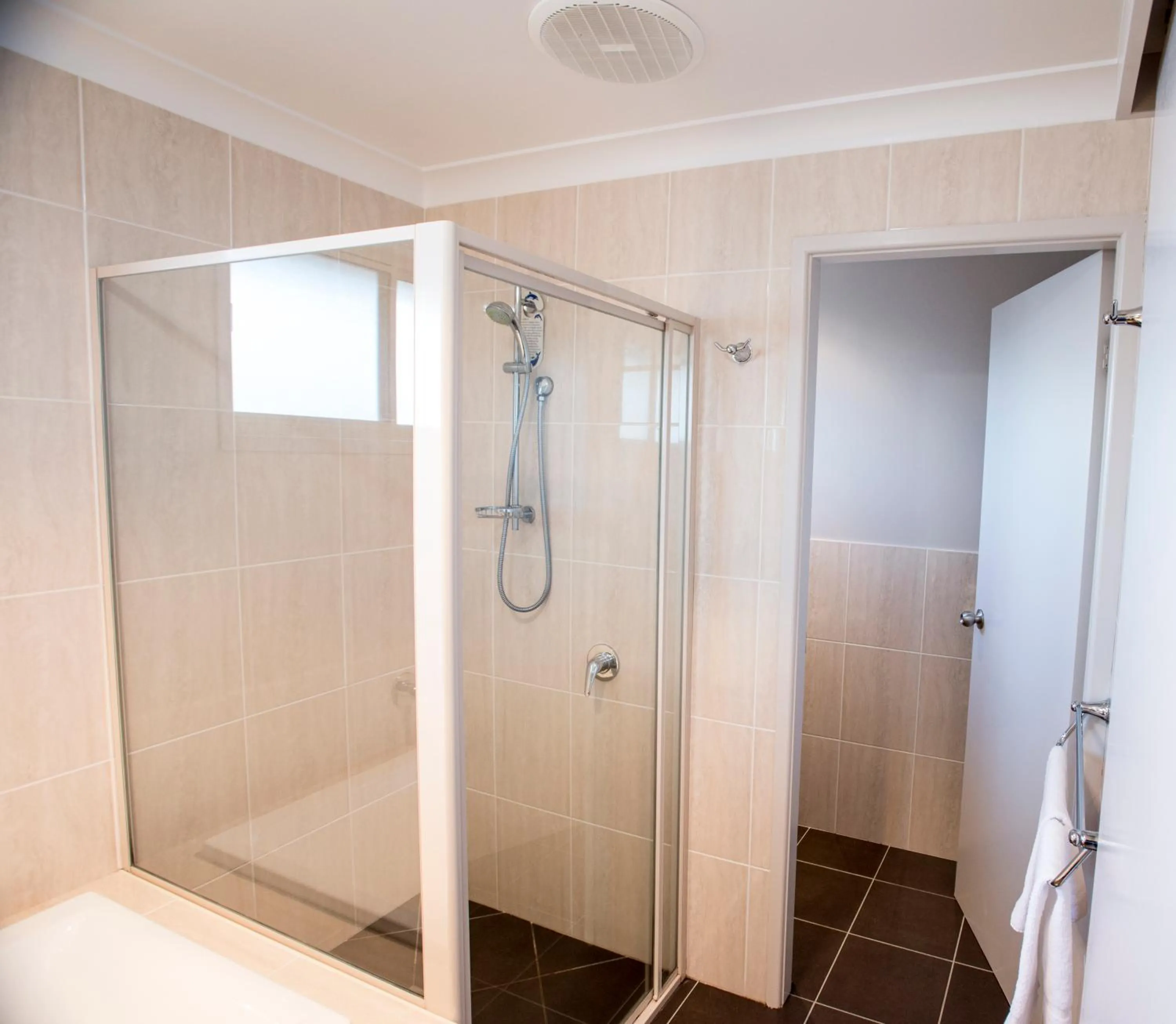 Bathroom in Best Western Plus All Settlers Motor Inn