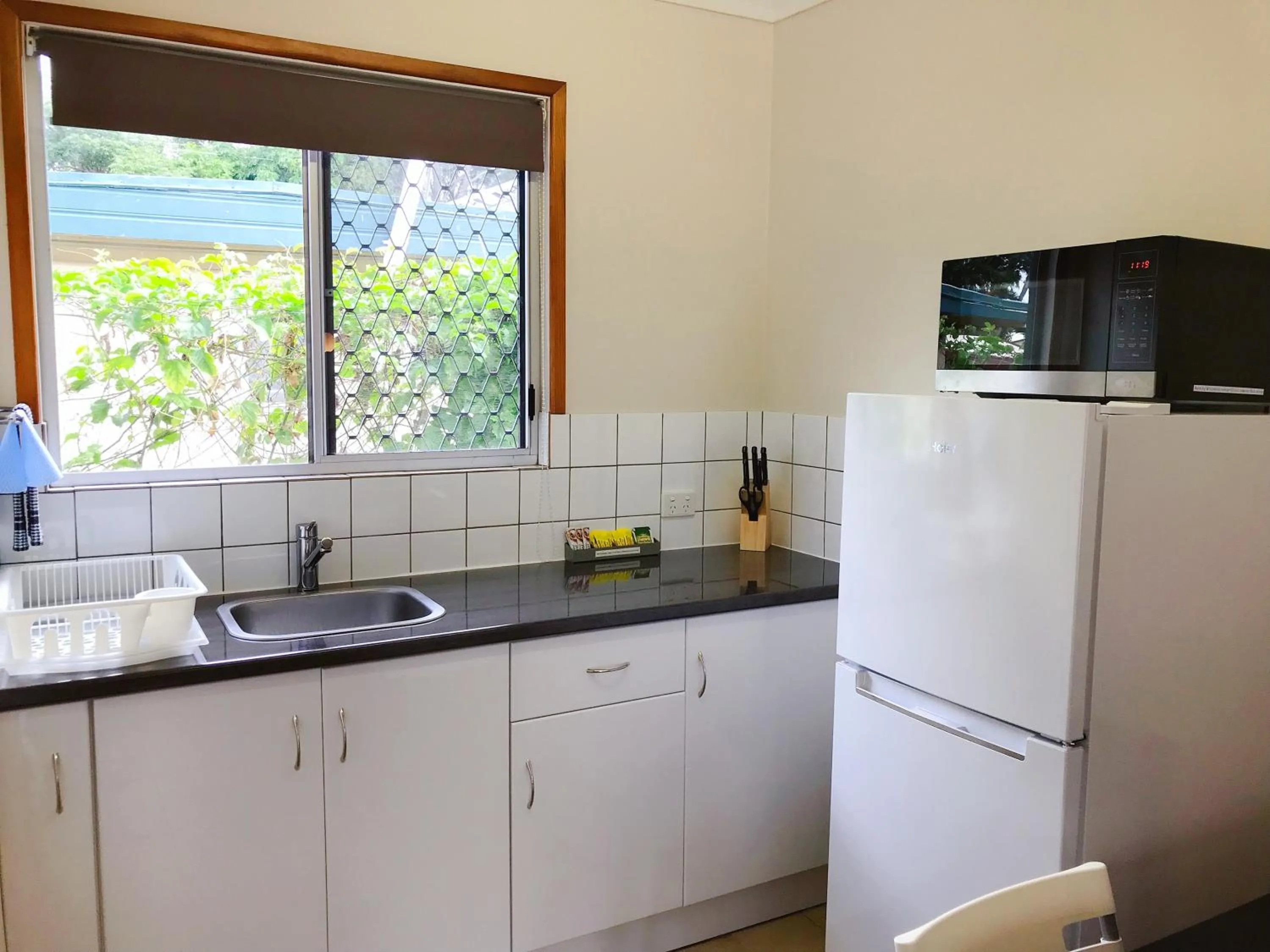 Kitchen or kitchenette in Paradise Court Holiday Units