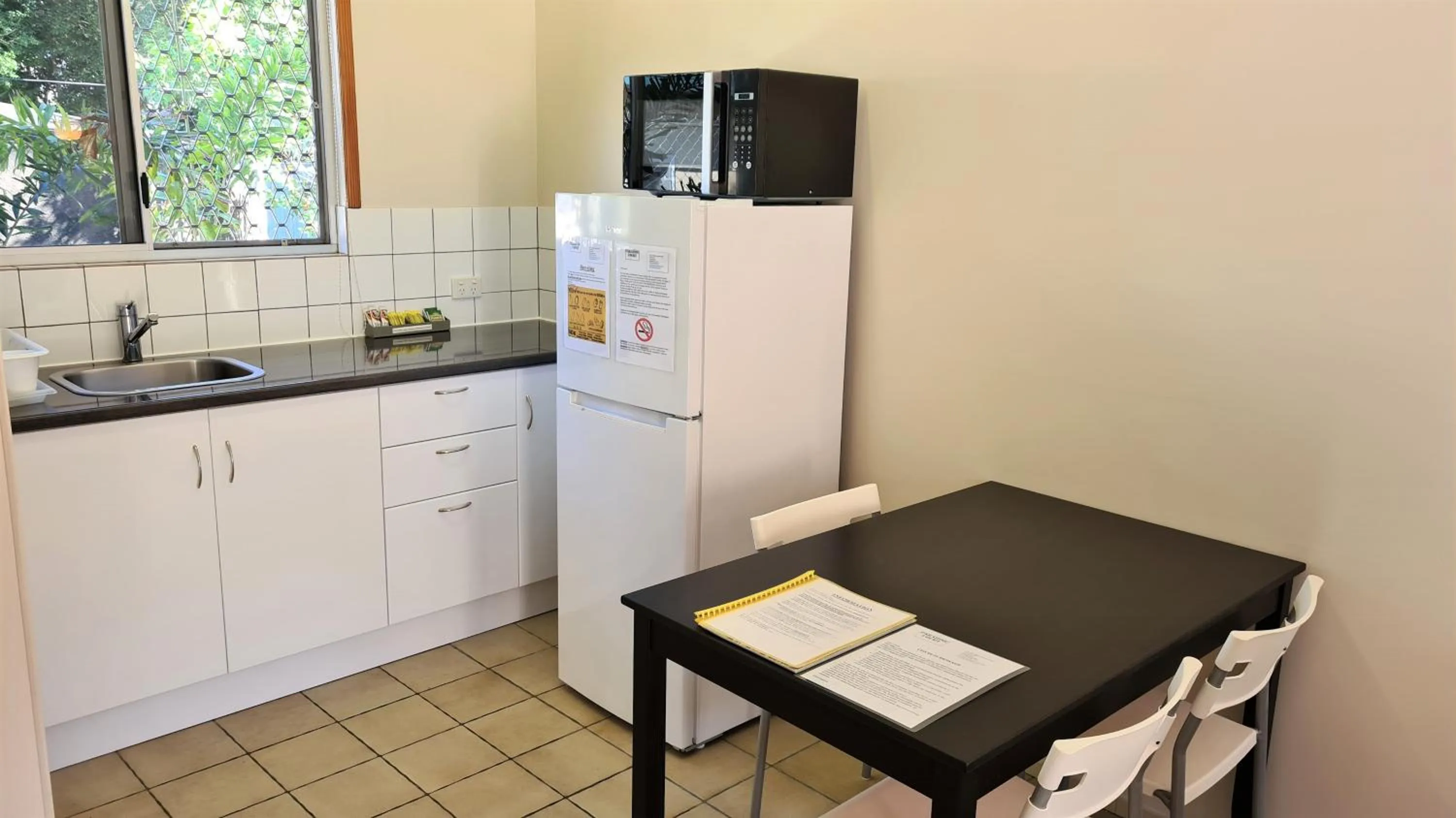 Dining area in Paradise Court Holiday Units