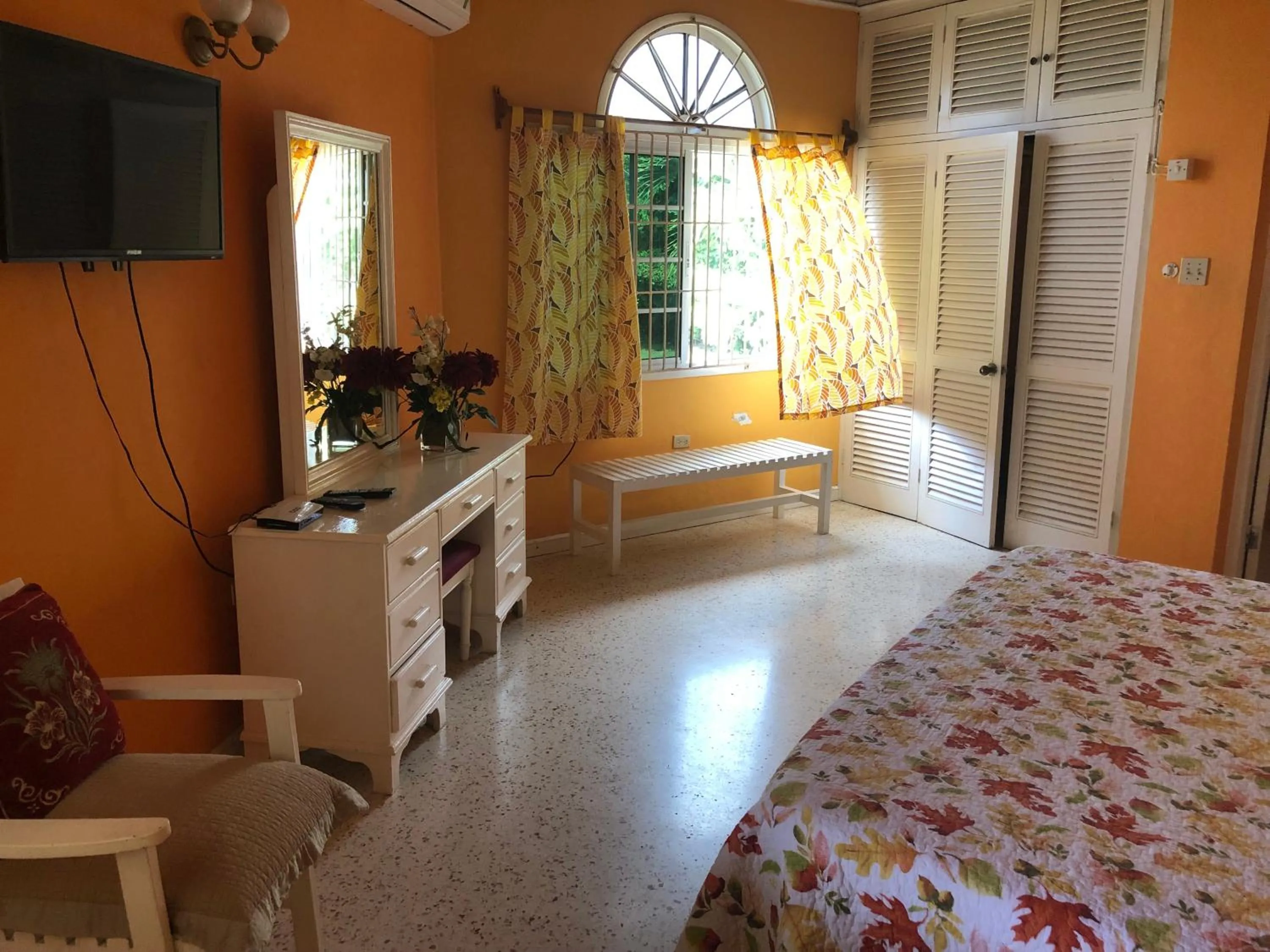 Bed in Whistling Villa Runaway Bay