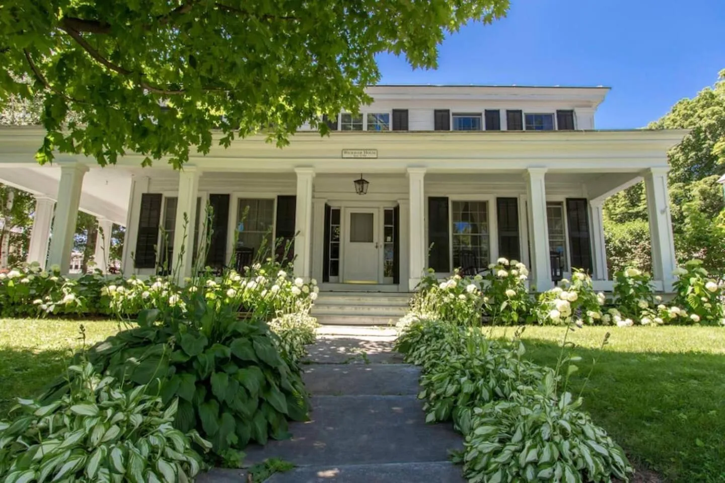 Picture Postcard Mansion in Manchester Village