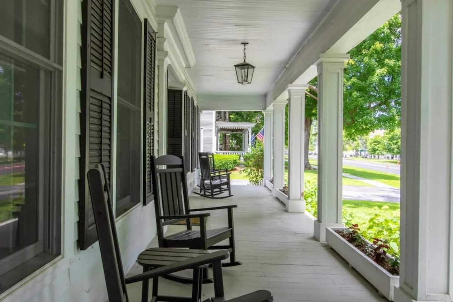 Picture Postcard Mansion in Manchester Village