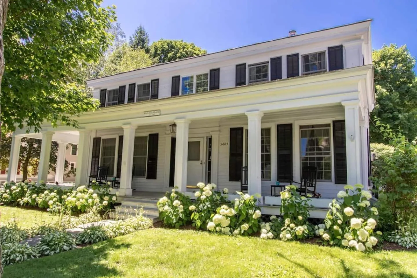 Picture Postcard Mansion in Manchester Village