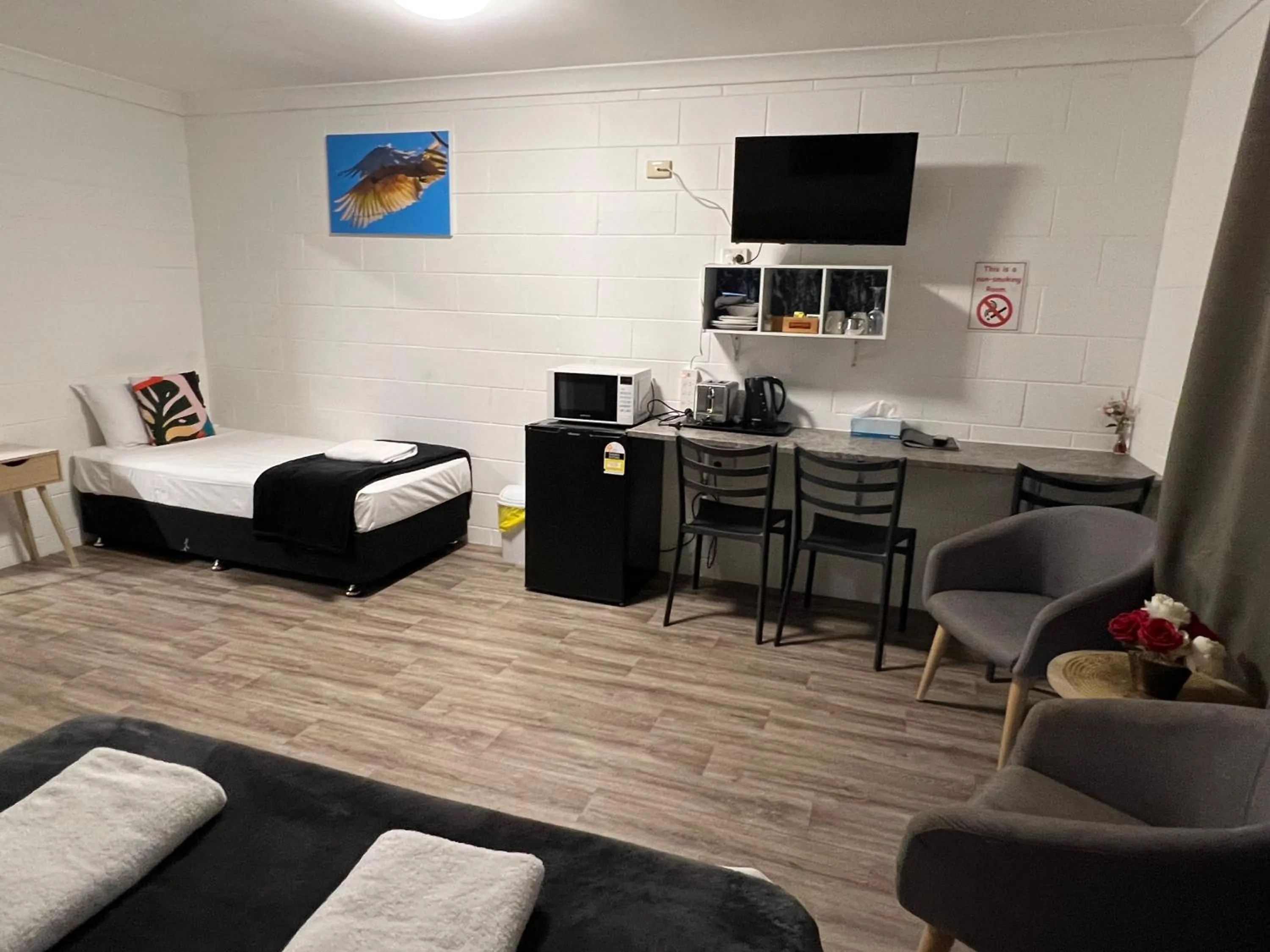 Photo of the whole room in Spanish Lace Motor Inn