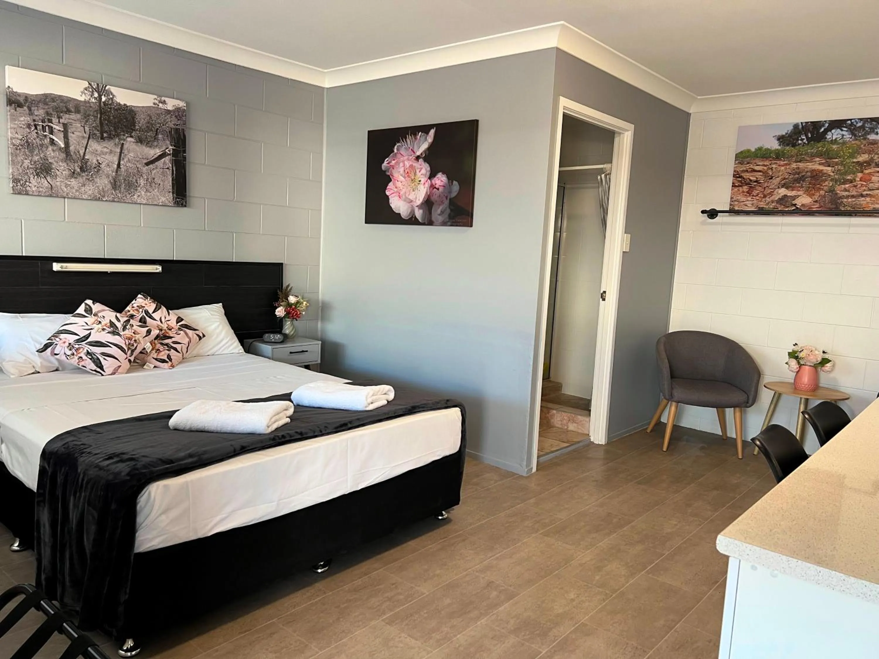 Bed in Spanish Lace Motor Inn