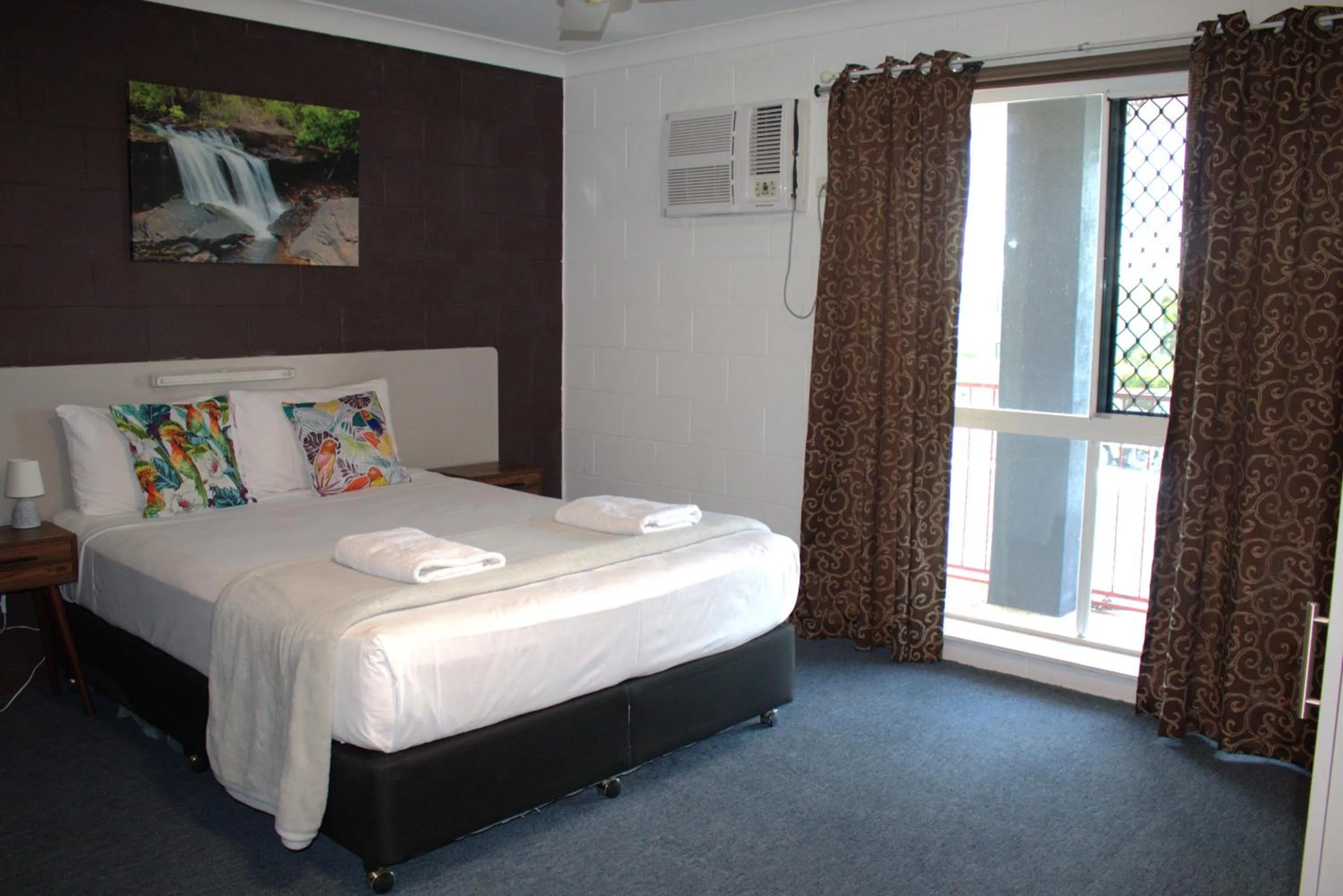 Bed in Spanish Lace Motor Inn