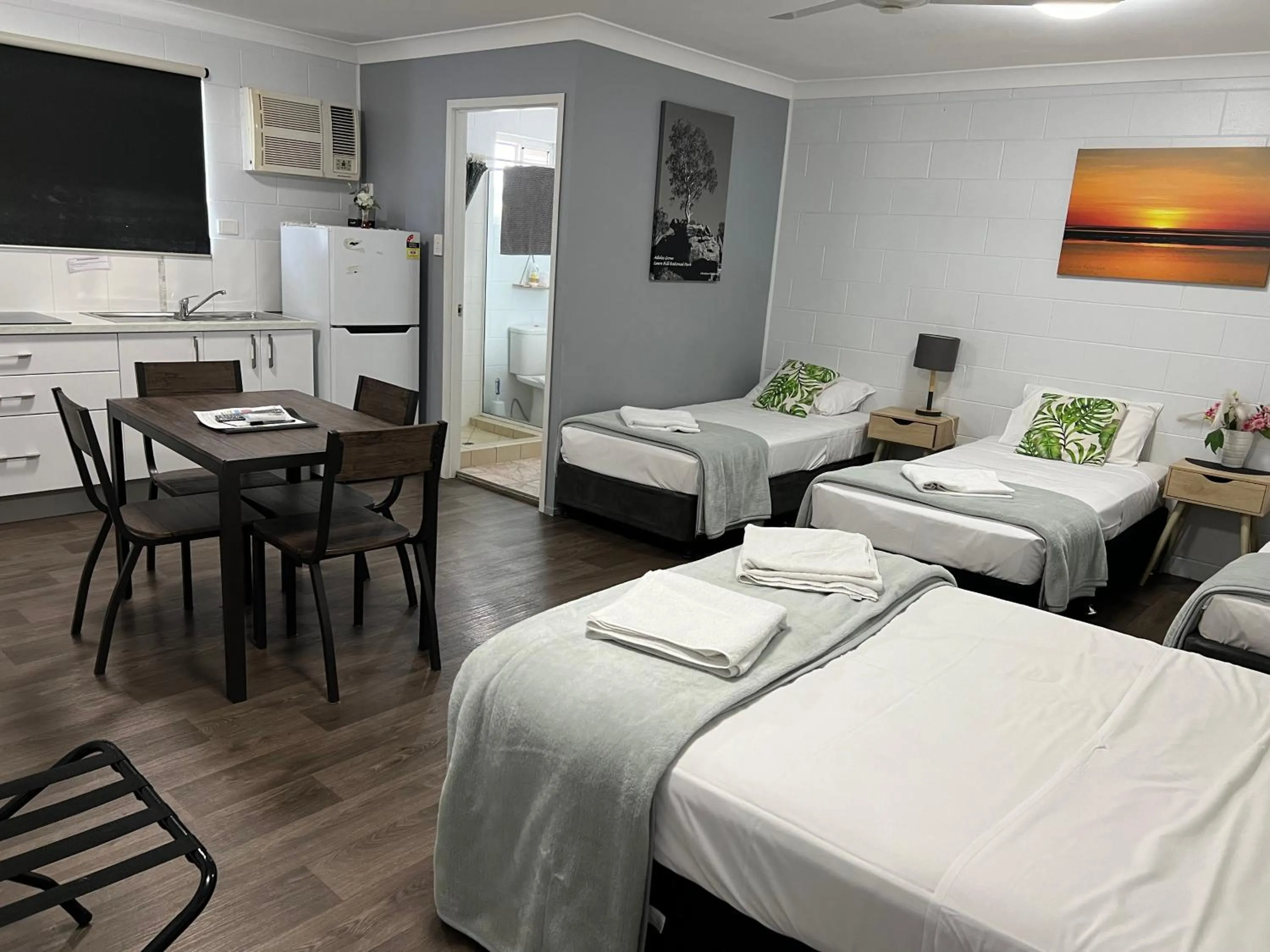 Kitchen or kitchenette, Bed in Spanish Lace Motor Inn