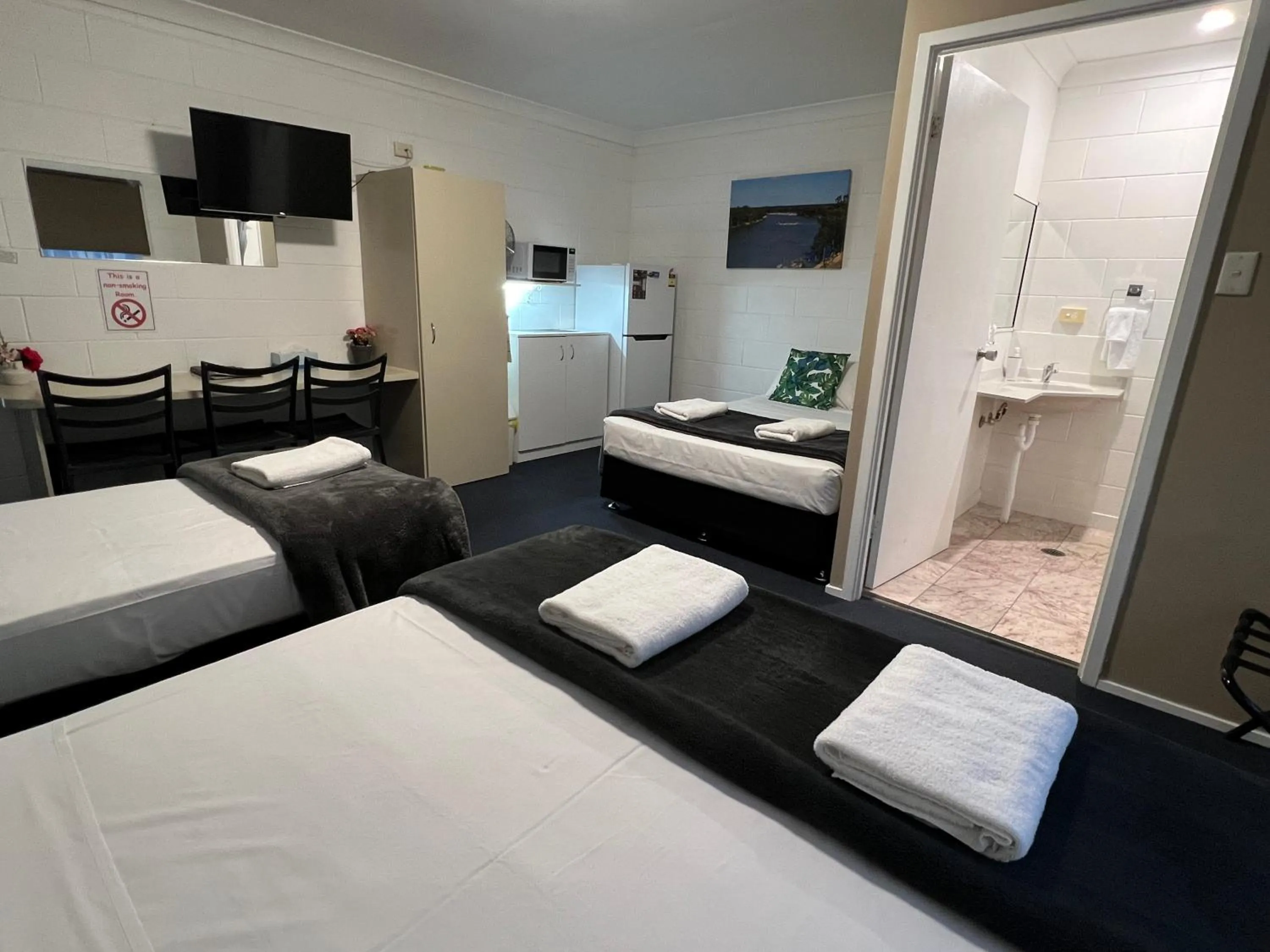 Family, Bed in Spanish Lace Motor Inn