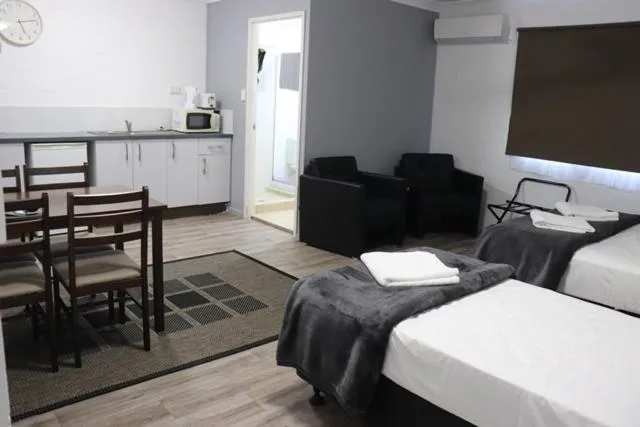 Photo of the whole room, Bed in Spanish Lace Motor Inn