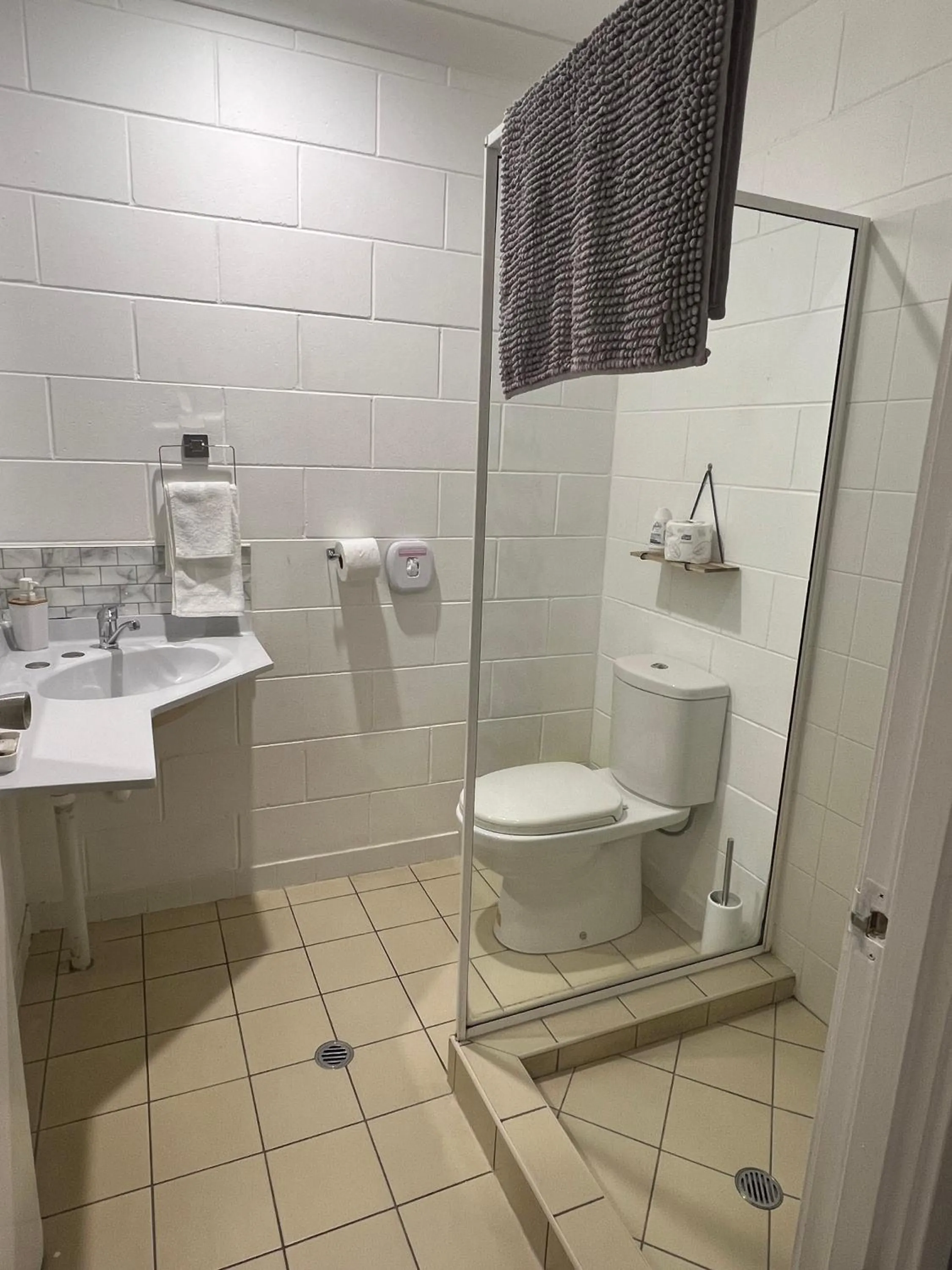 Bathroom in Spanish Lace Motor Inn