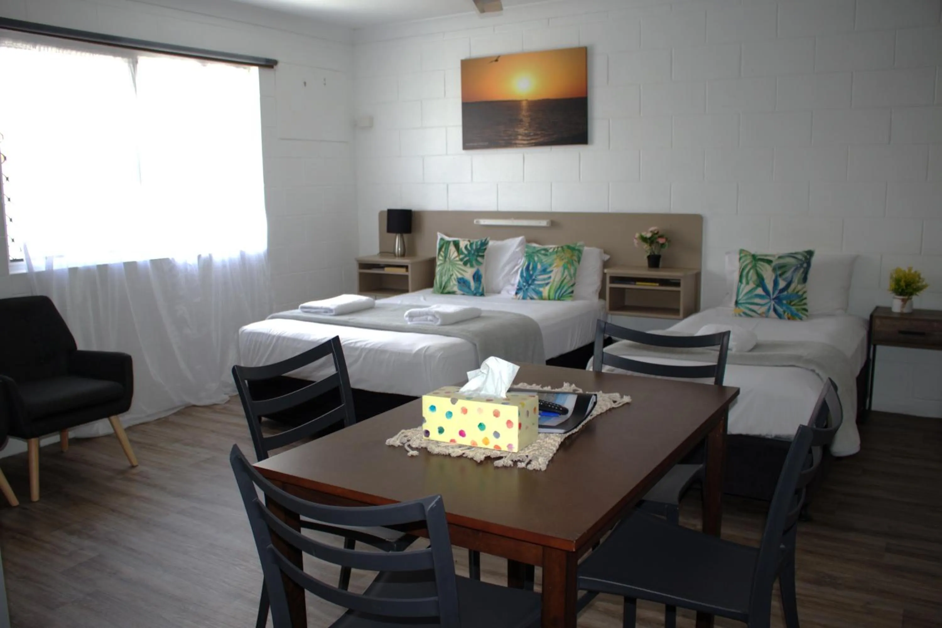 Bedroom, Bed in Spanish Lace Motor Inn