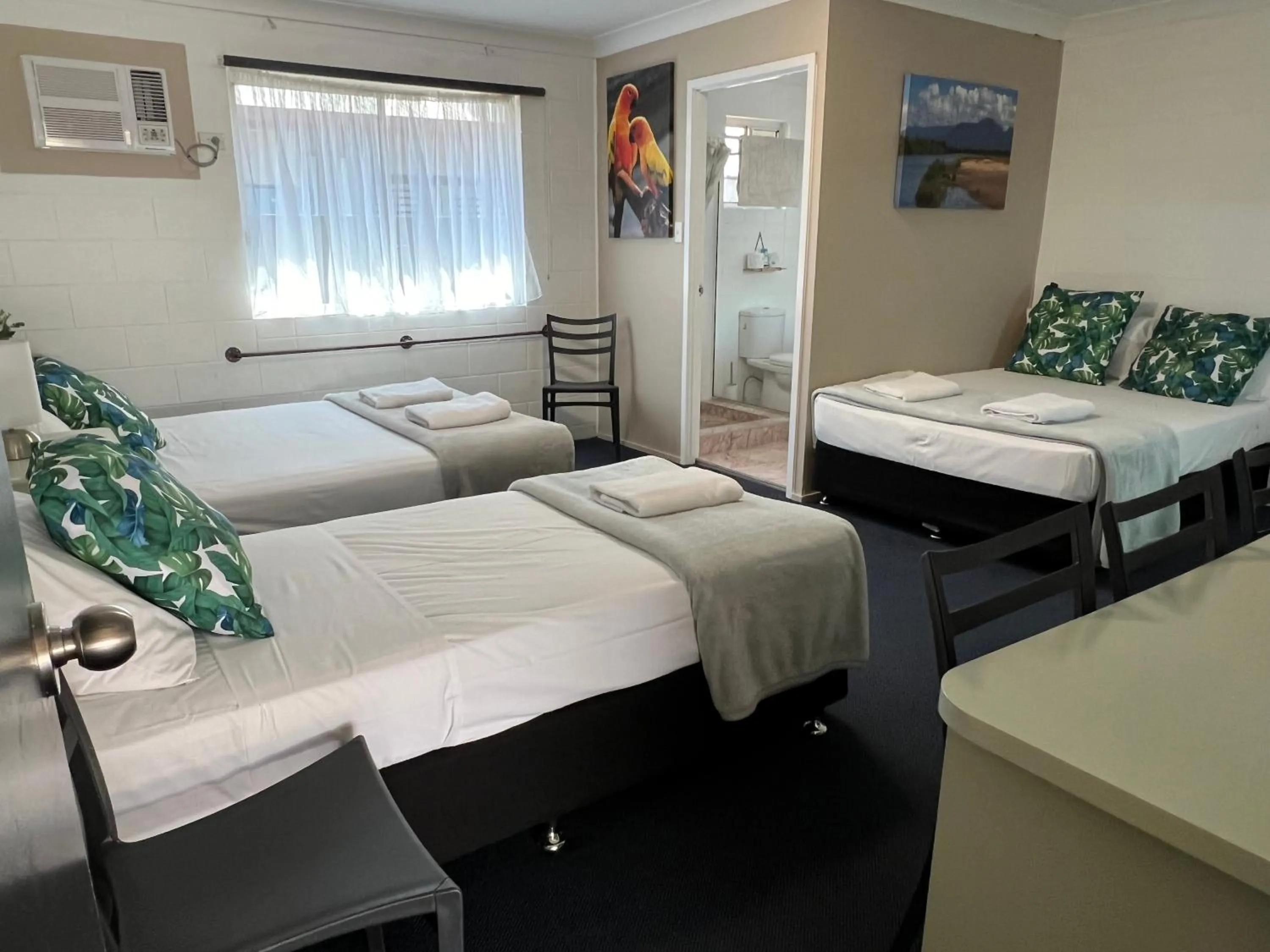 Photo of the whole room, Bed in Spanish Lace Motor Inn