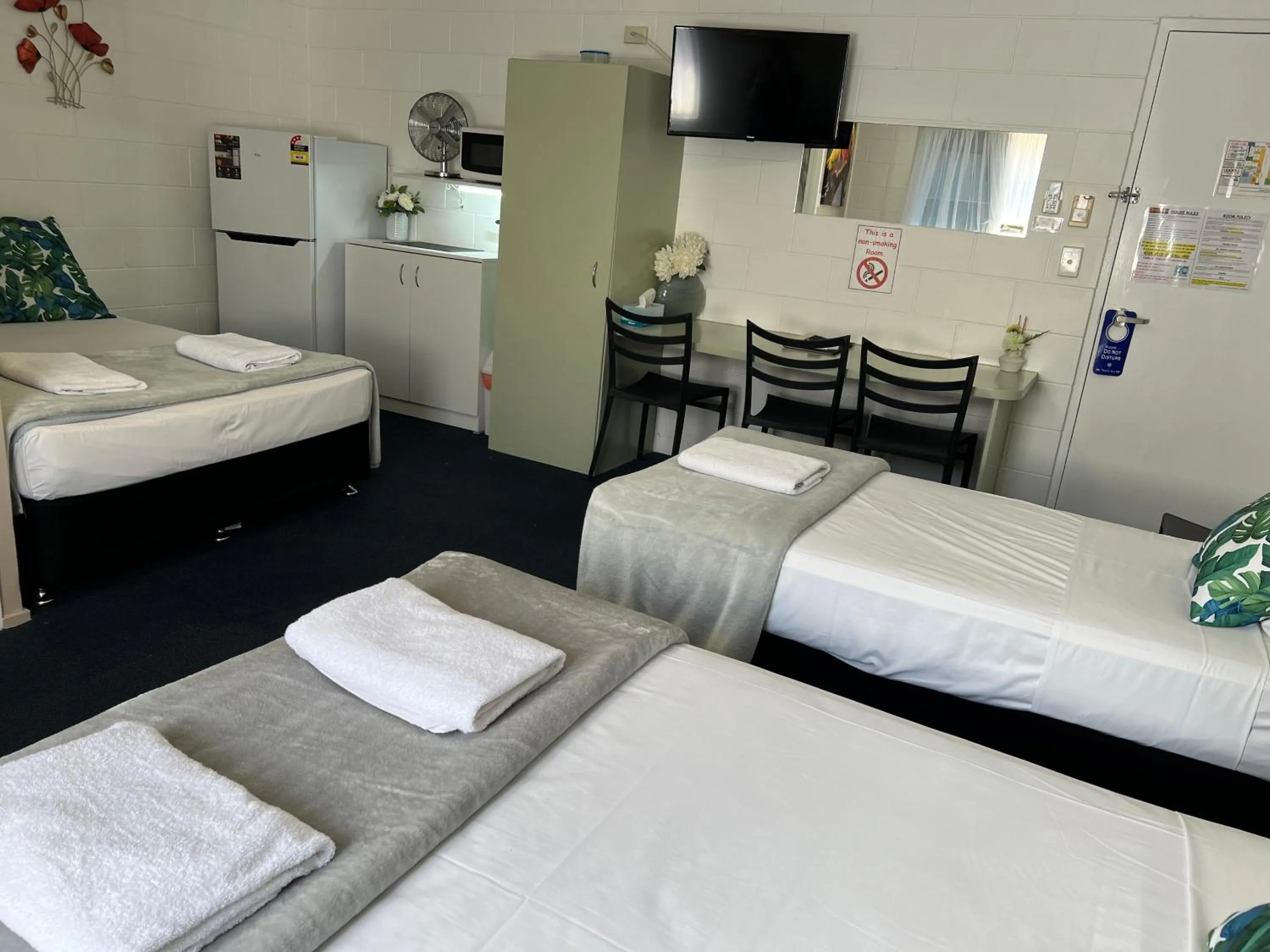 Family, Bed in Spanish Lace Motor Inn