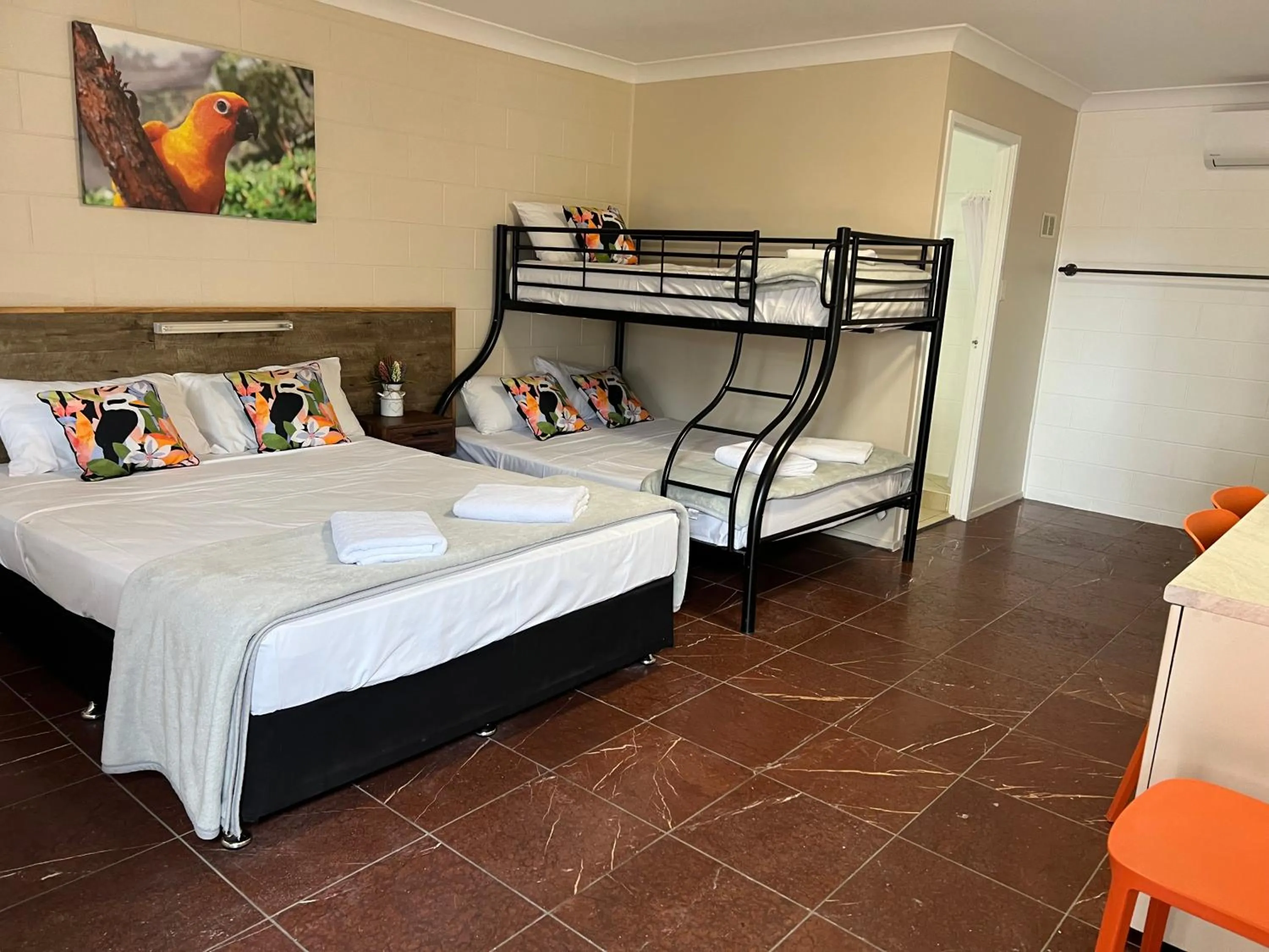 BBQ facilities, Bed in Spanish Lace Motor Inn